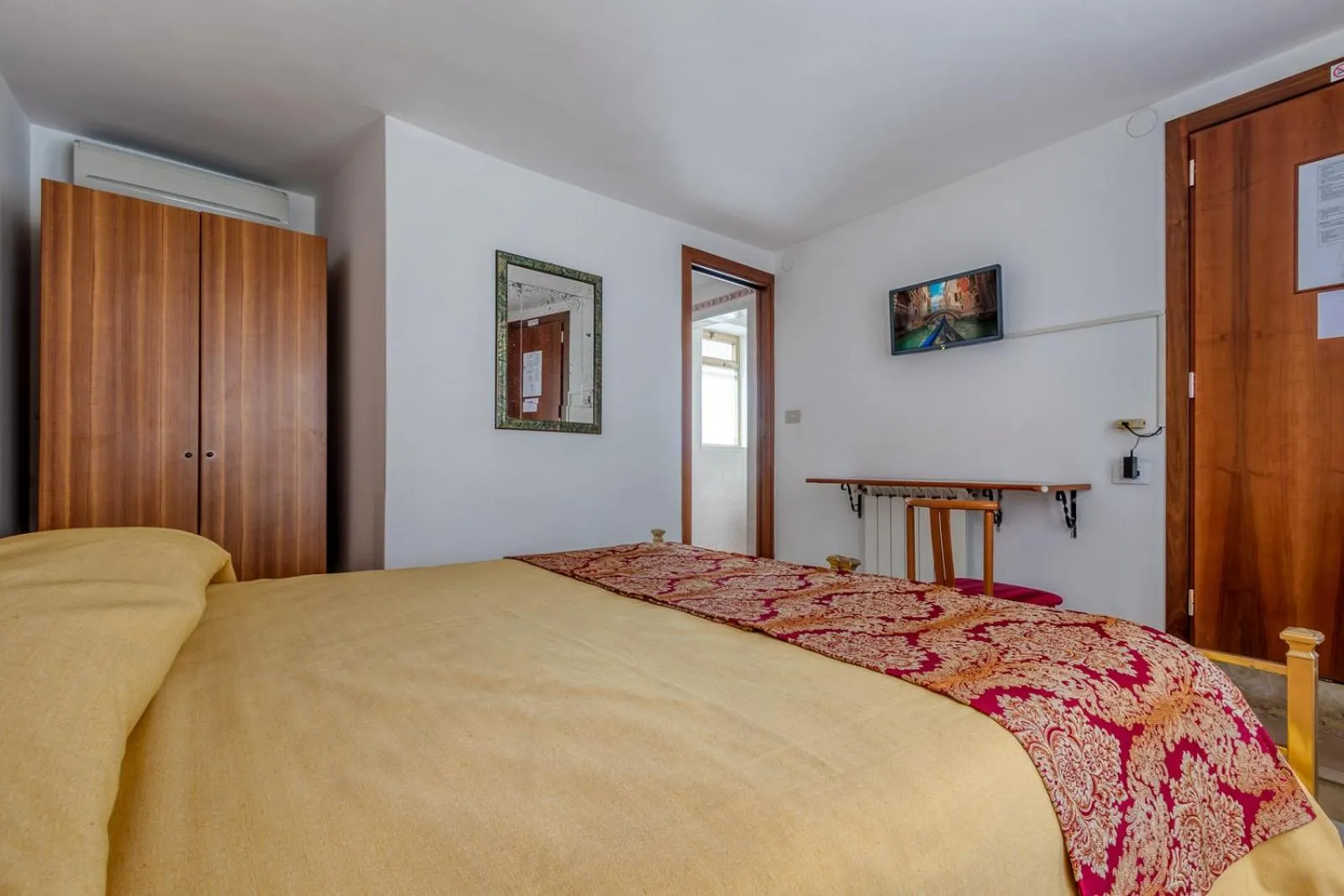 Economy Double Room in Hotel Casa Boccassini