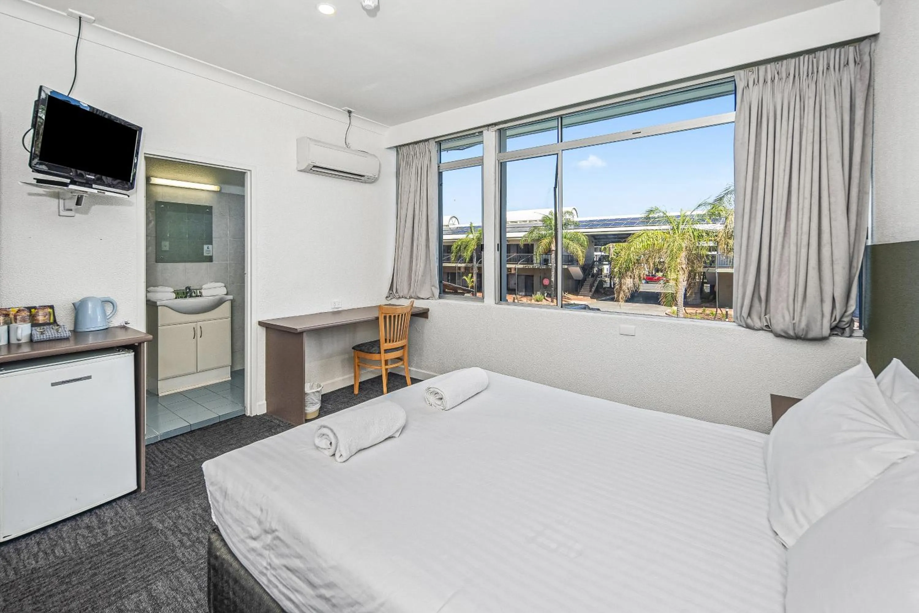 Budget Double Room in Diplomat Hotel Alice Springs