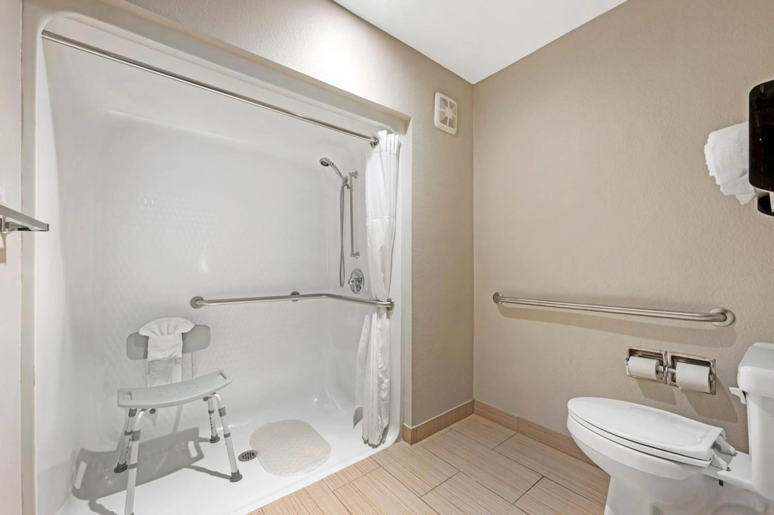 Queen Room with Mobility Accessible Roll-In Shower in Best Western Plus Lafayette Hotel University Area