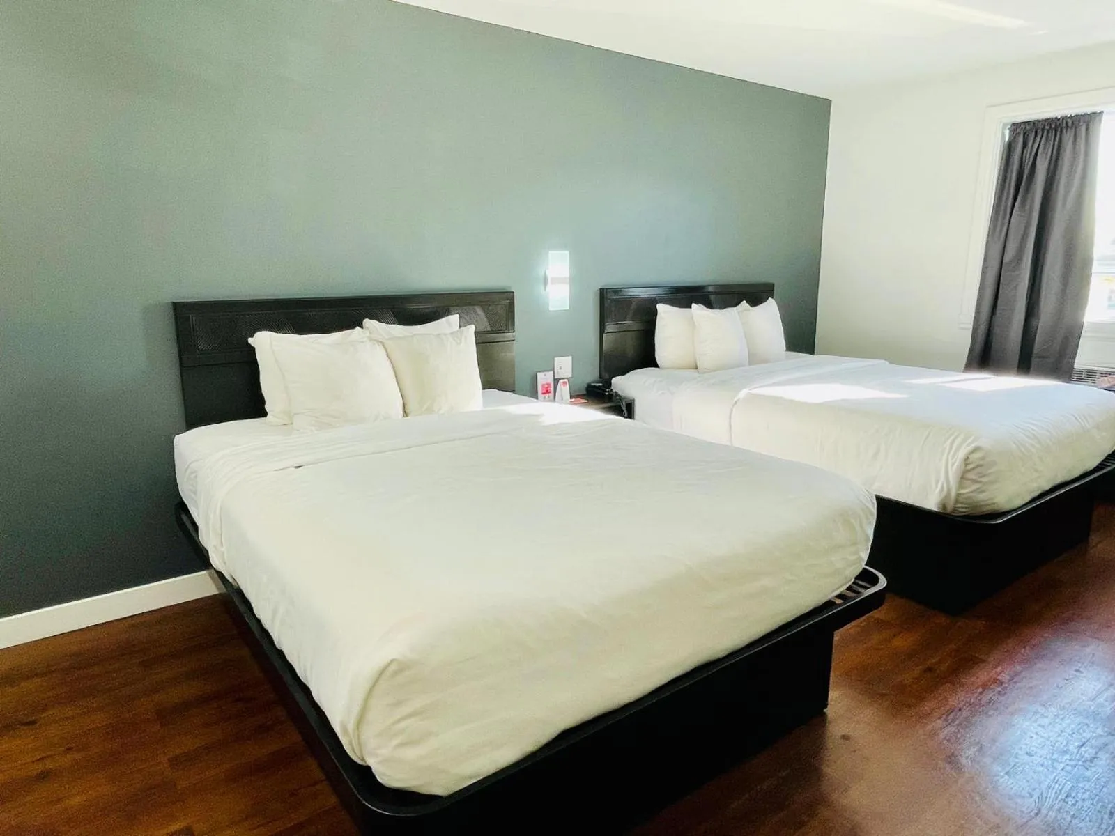 2 Queen Beds, Nonsmoking in Econo Lodge Hotel Brossard