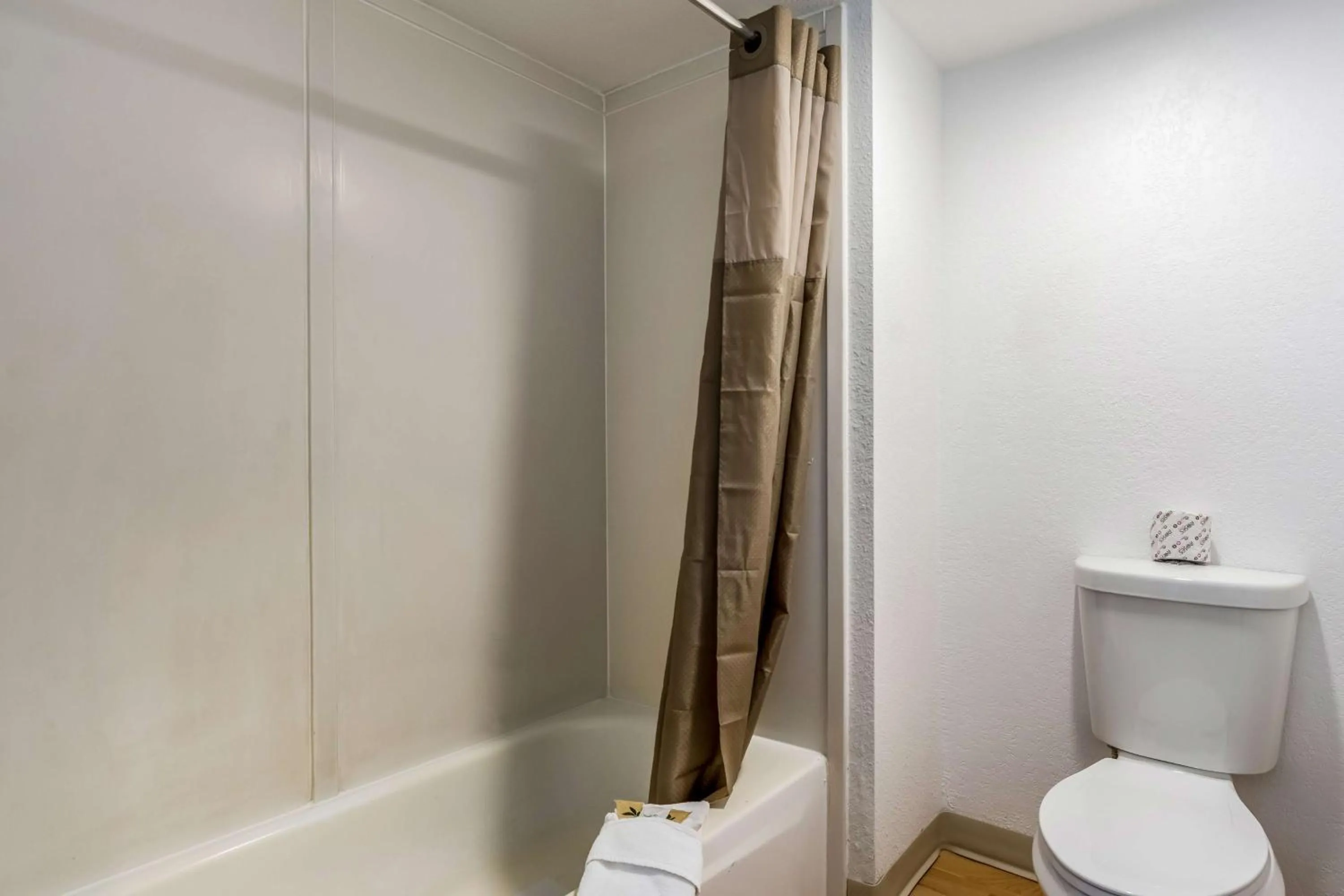 Deluxe Quadruple Room - Non-Smoking in Studio 6-Buttonwillow, CA