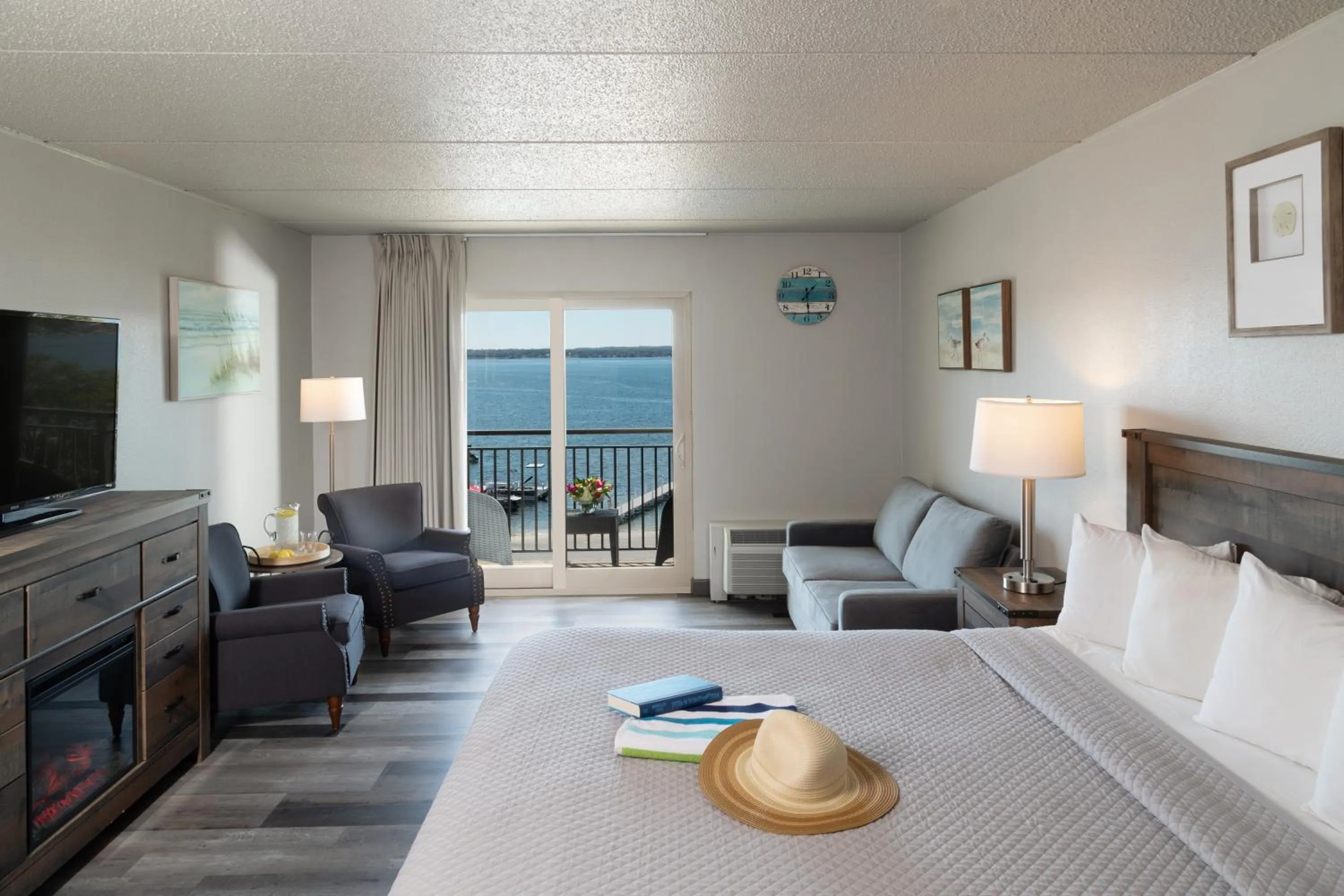 1 King Bed Lakeview - Balcony and pullout sofa in Harbor Shores on Lake Geneva