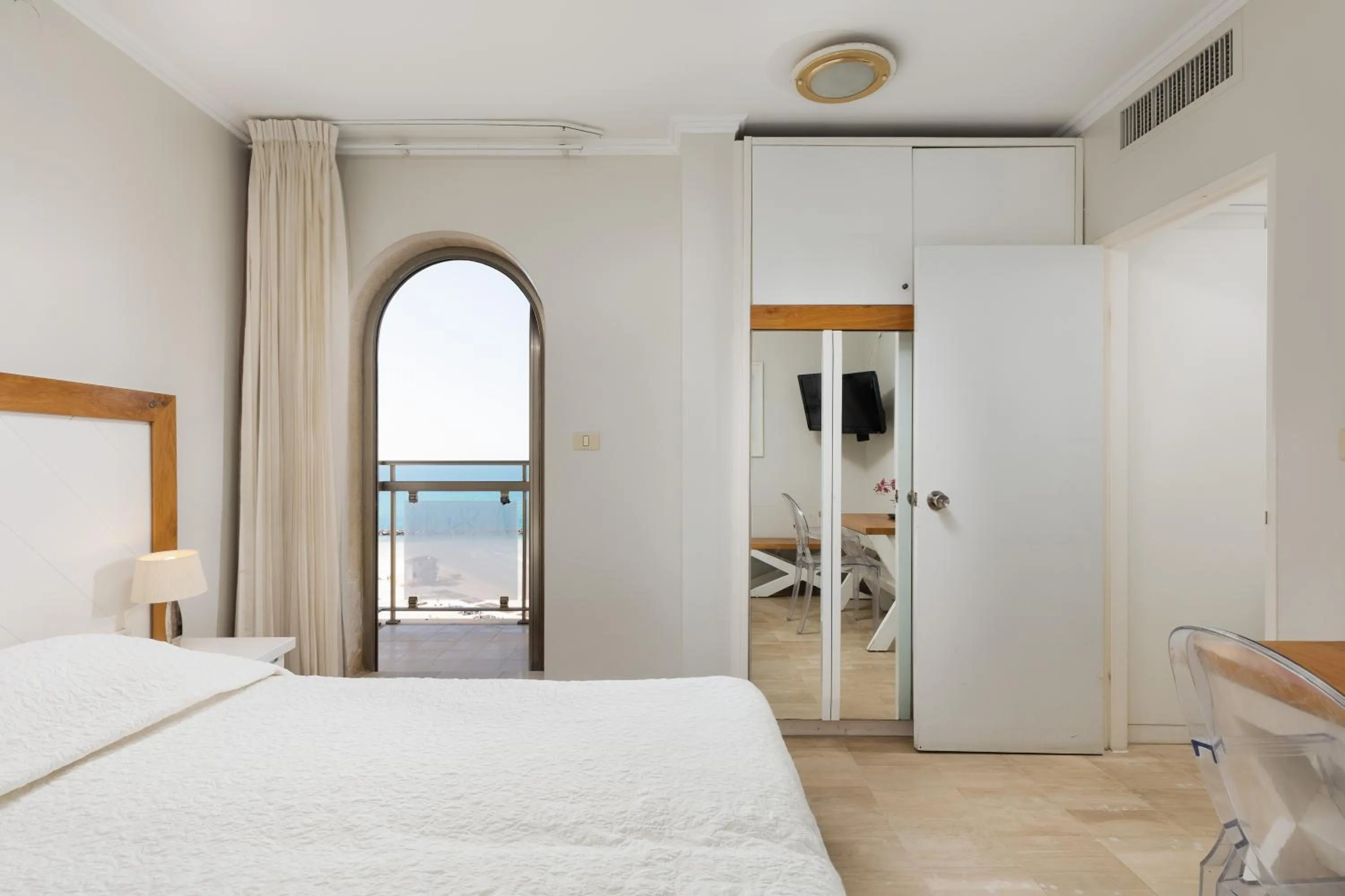 One-Bedroom Suite with Balcony and Sea View - single occupancy in Residence Beach Hotel
