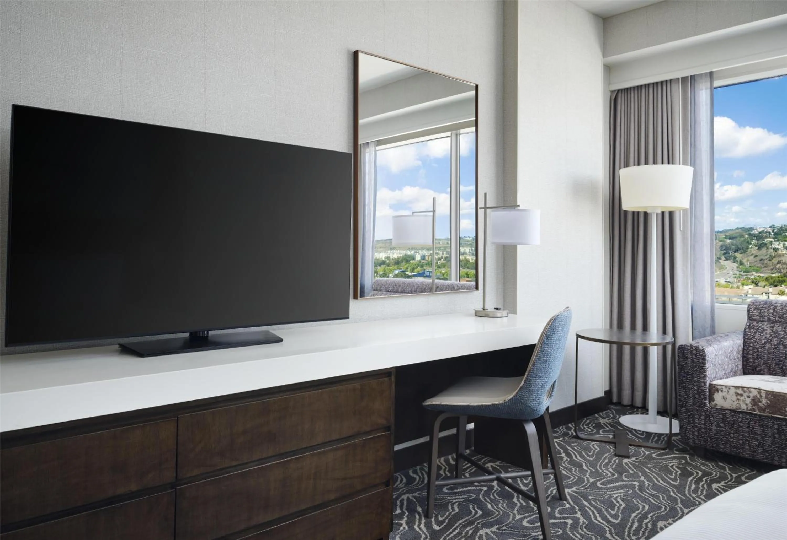 Top Floors (12-14) King Room in Hilton San Diego Mission Valley