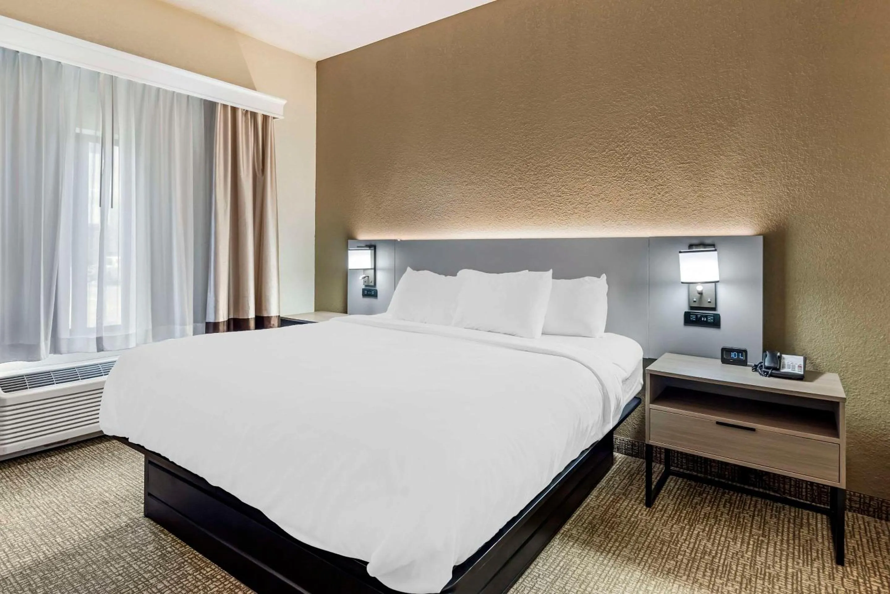 Queen Room with Two Queen Beds and Tub - Accessible/Non-Smoking in Comfort Suites Merrillville near US 30