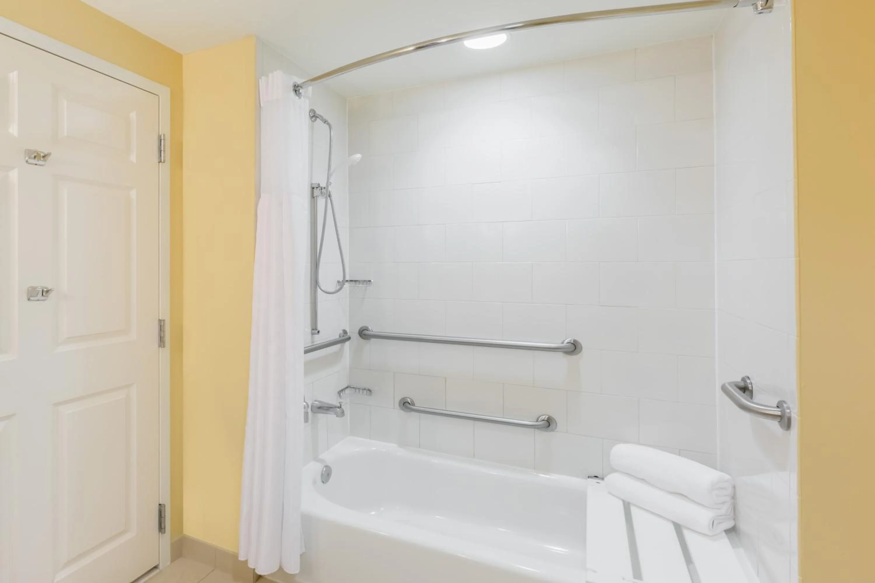 Queen Room with Two Queen Beds in Wyndham Gettysburg Hotel & Conference Center