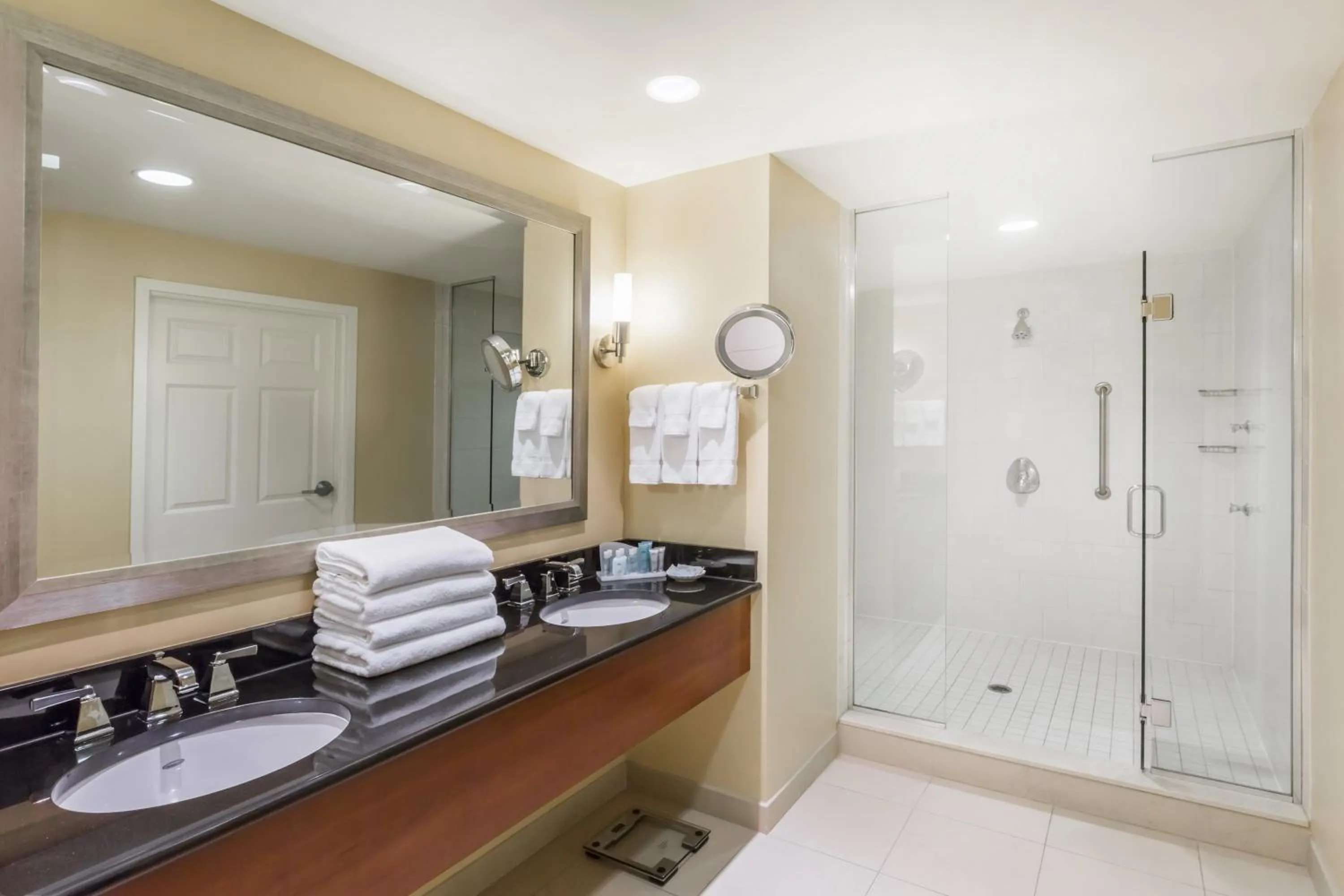 One-Bedroom King Suite - Non-Smoking in Wyndham Gettysburg Hotel & Conference Center