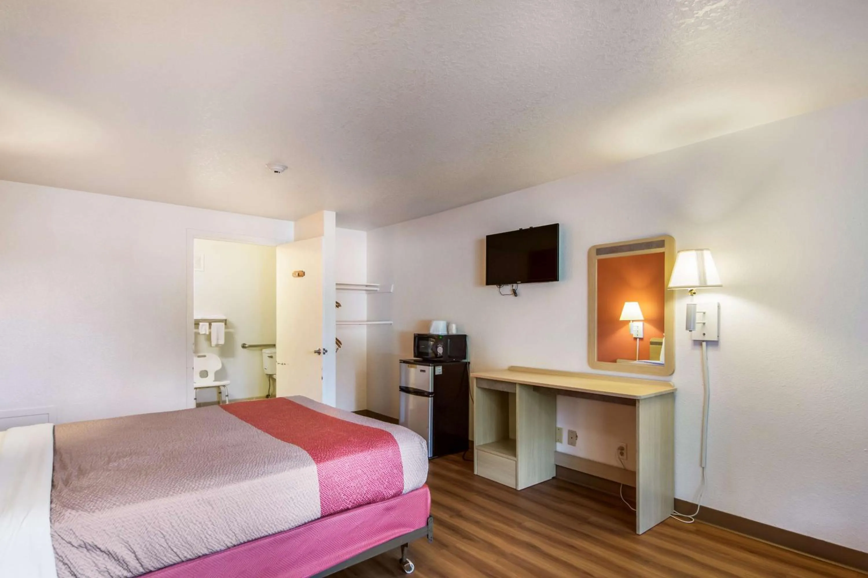 Queen Room - single occupancy - Smoking in Motel 6-Vancouver, WA