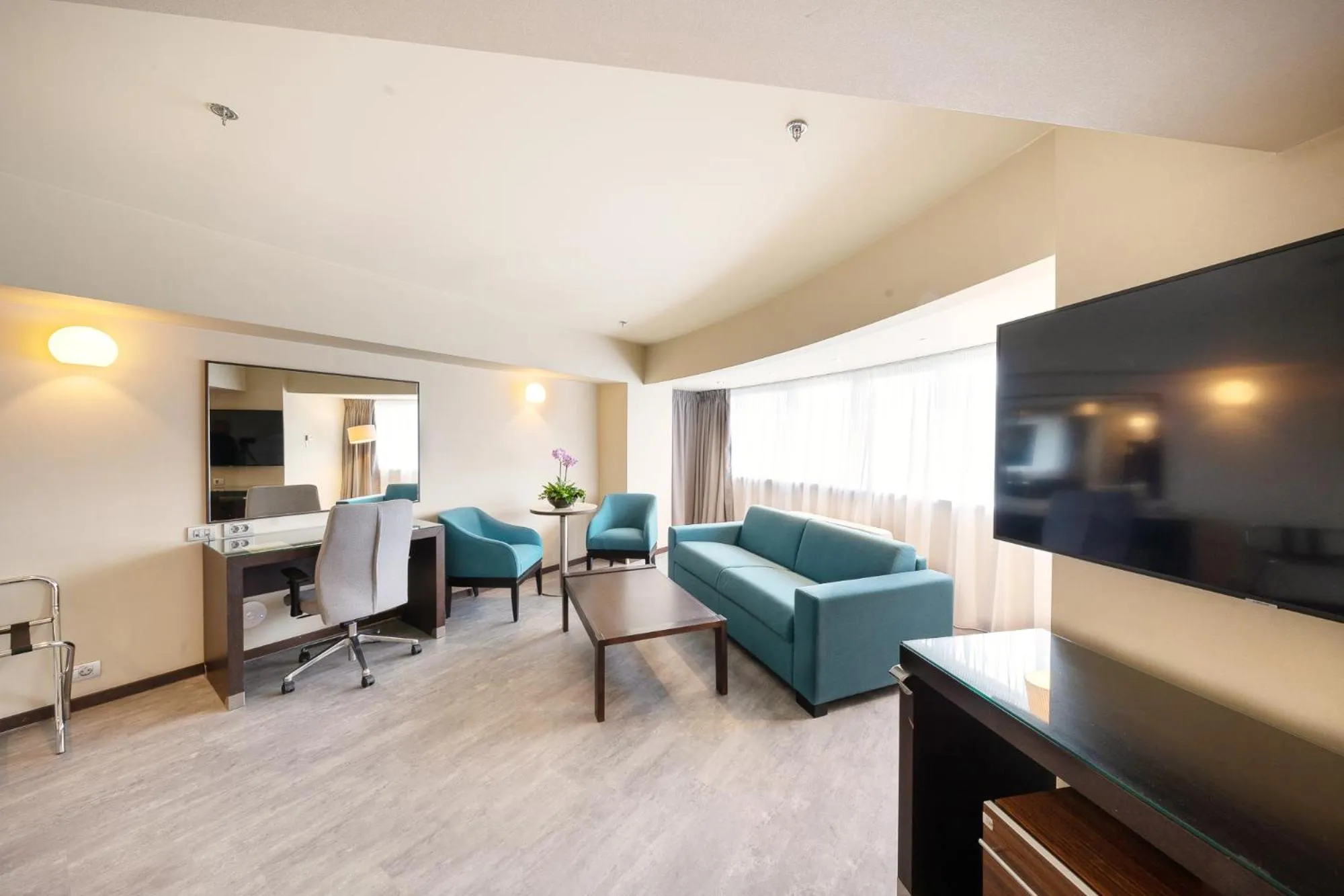 King Suite with Sofa in Bucharest Unirii Square - Handwritten Collection