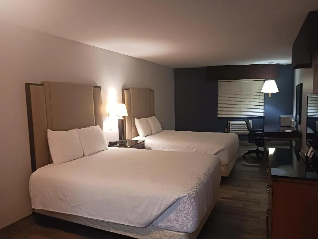 Deluxe Queen Suite in Manistee Inn & Marina