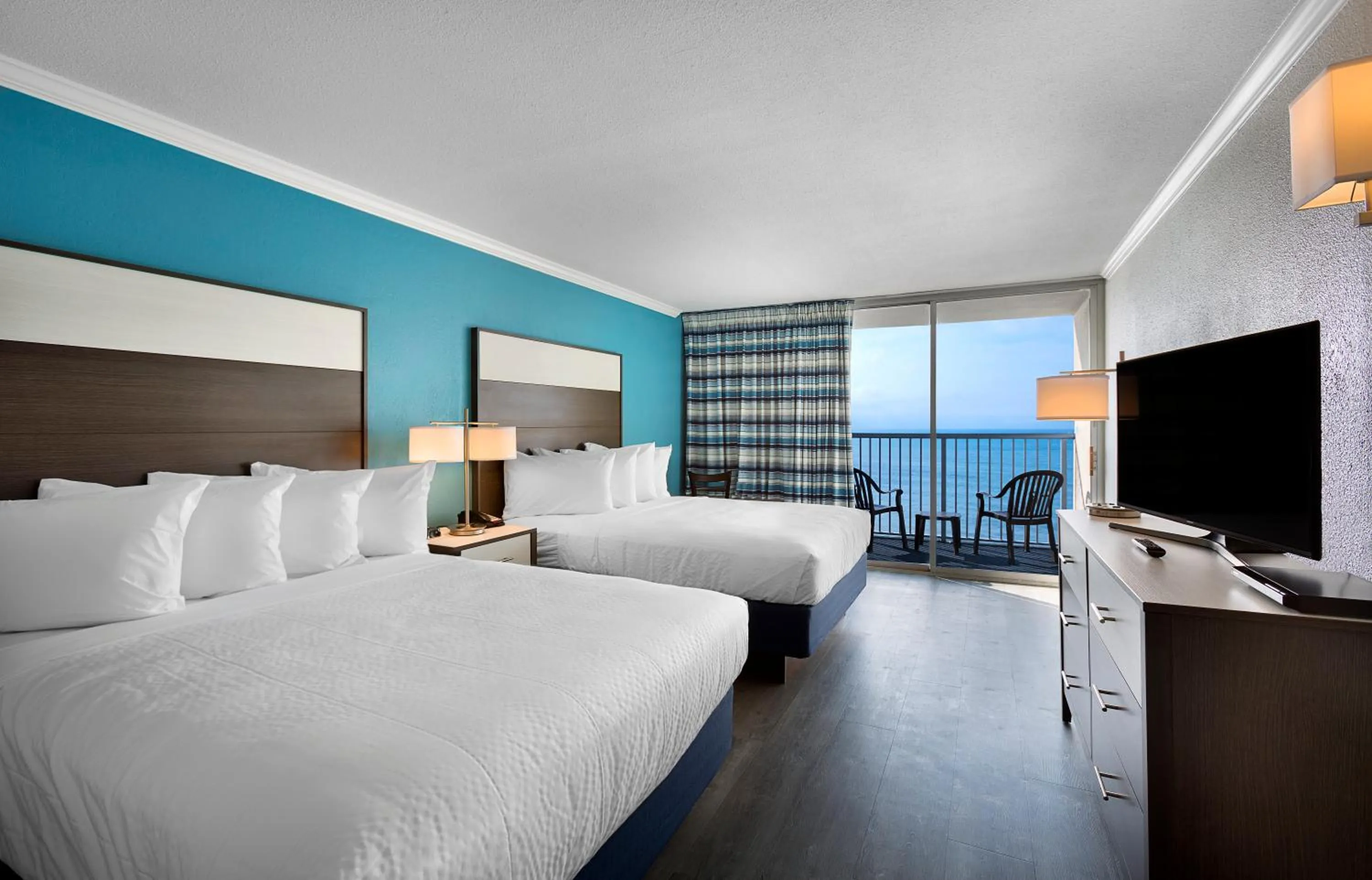 Queen Suite with Sea View in Compass Cove