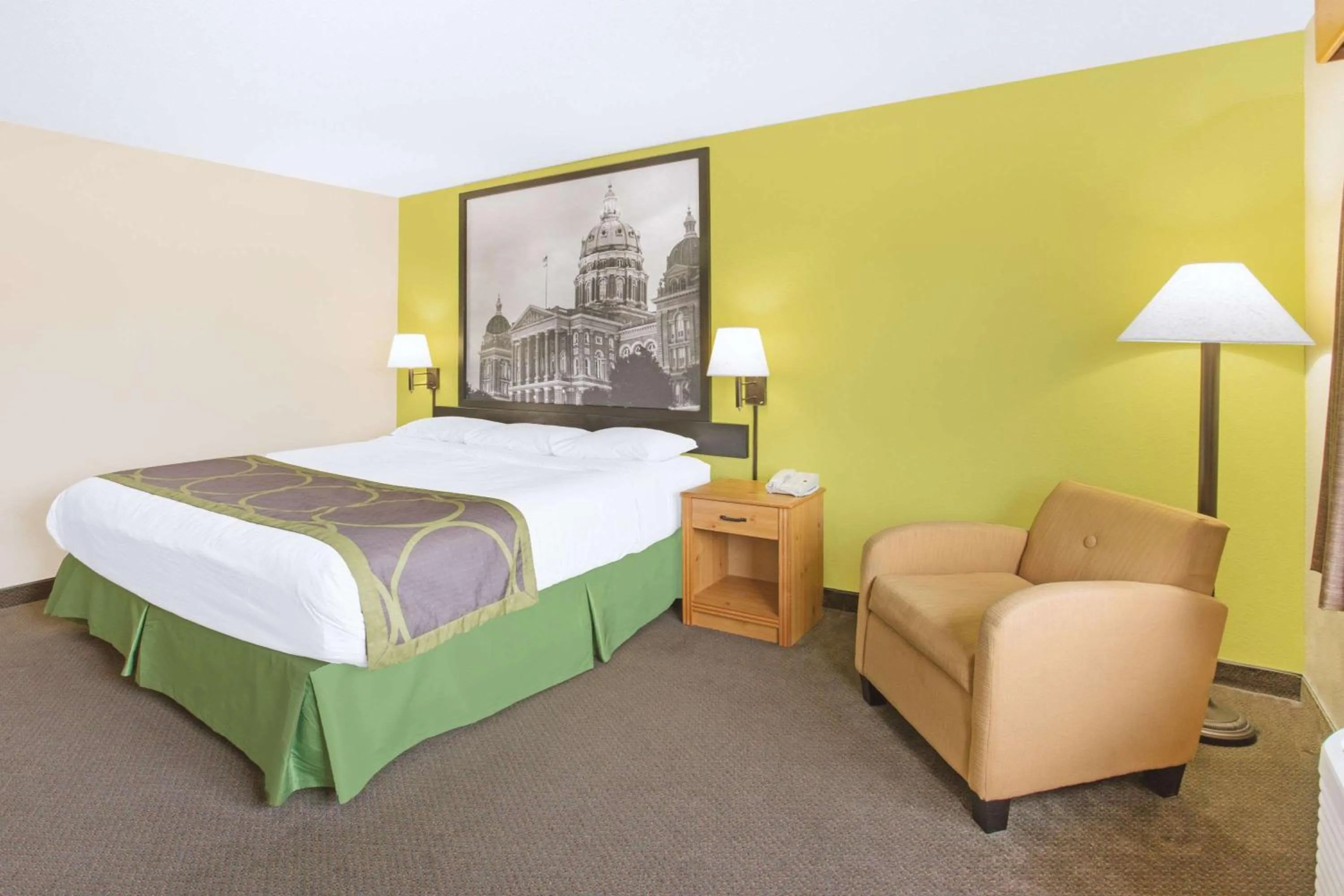 Deluxe King Suite - Non-Smoking in Super 8 by Wyndham Davenport