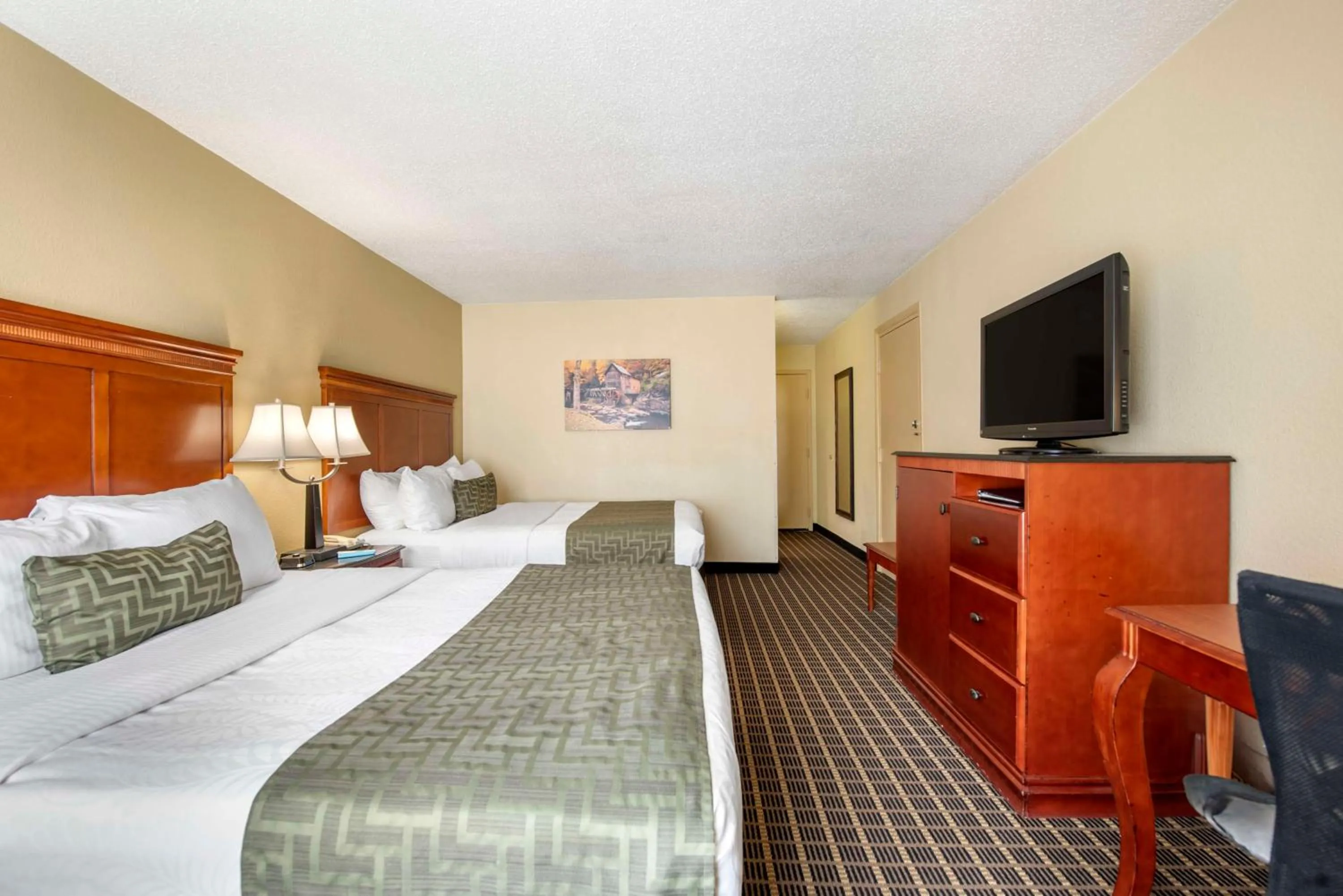 Queen Room with Two Queen Beds - Non-Smoking in Best Western Plus Bridgeport Inn