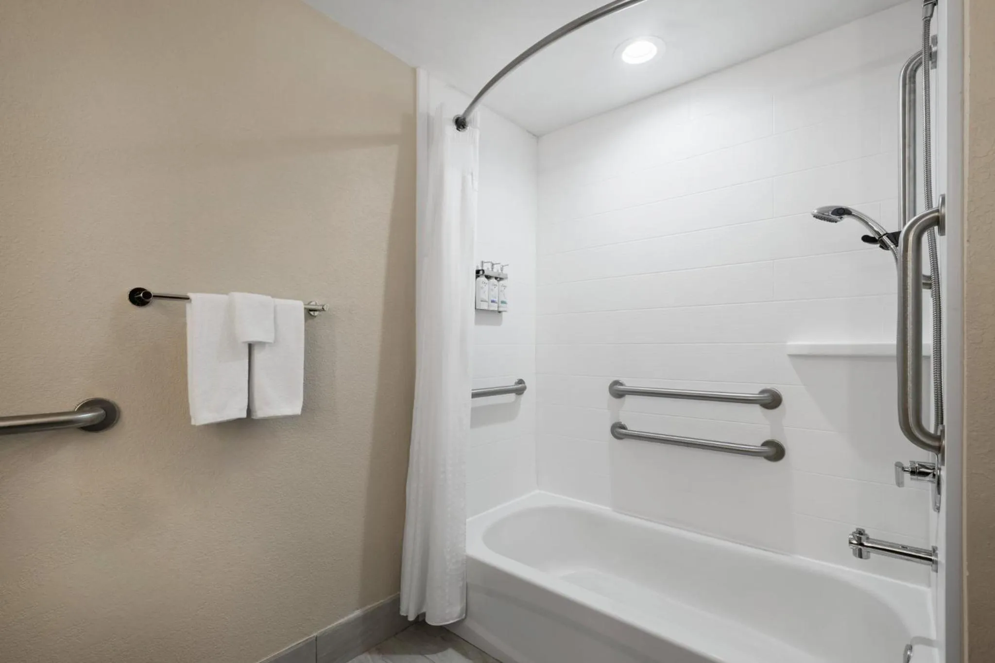 Standard King Room with Mobility Accessible Tub in Holiday Inn Express & Suites Sebring by IHG