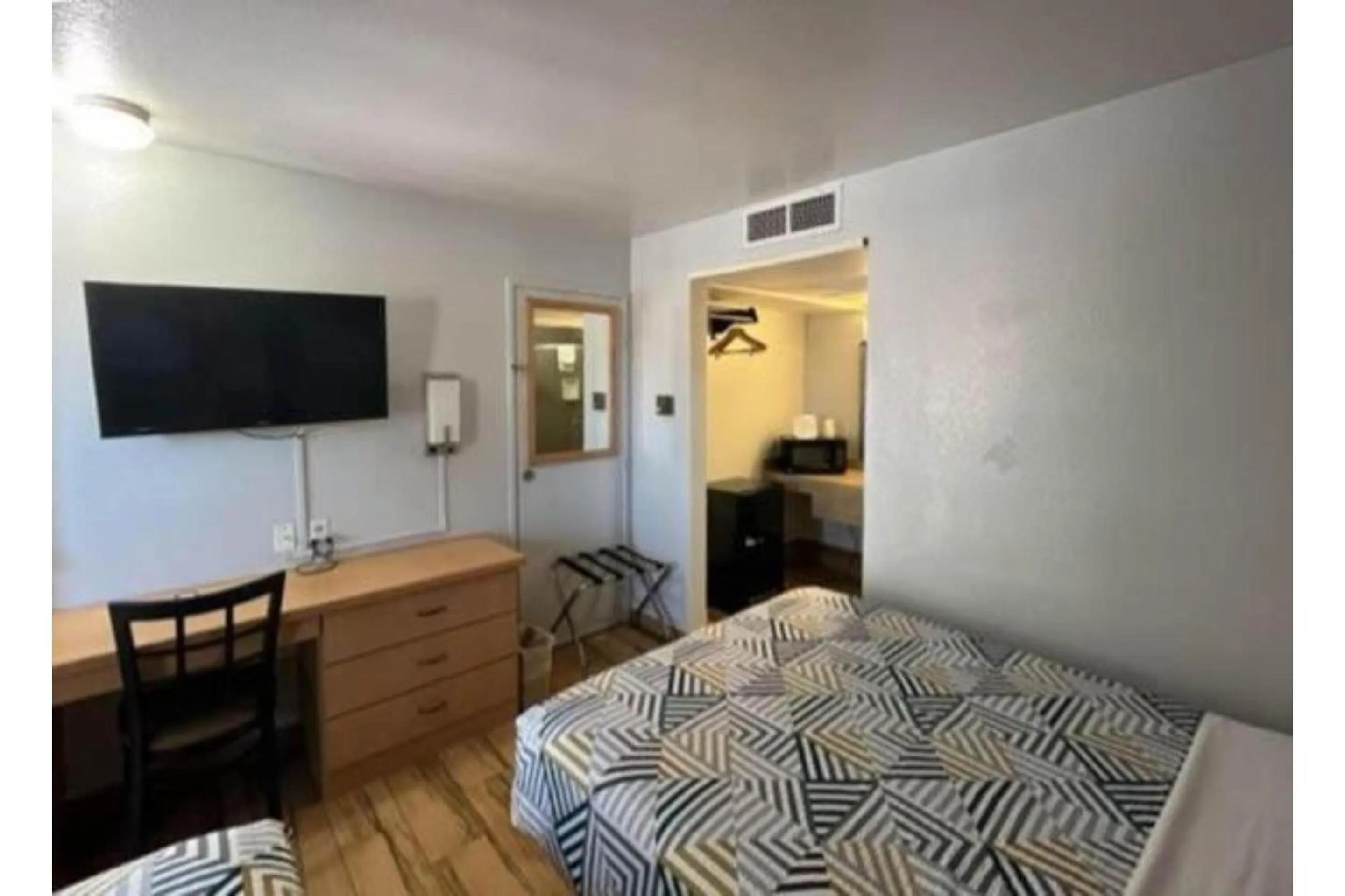 King Room with Roll-in Shower - Disability Access - Non-Smoking in Motel 6 Riviera Beach FL