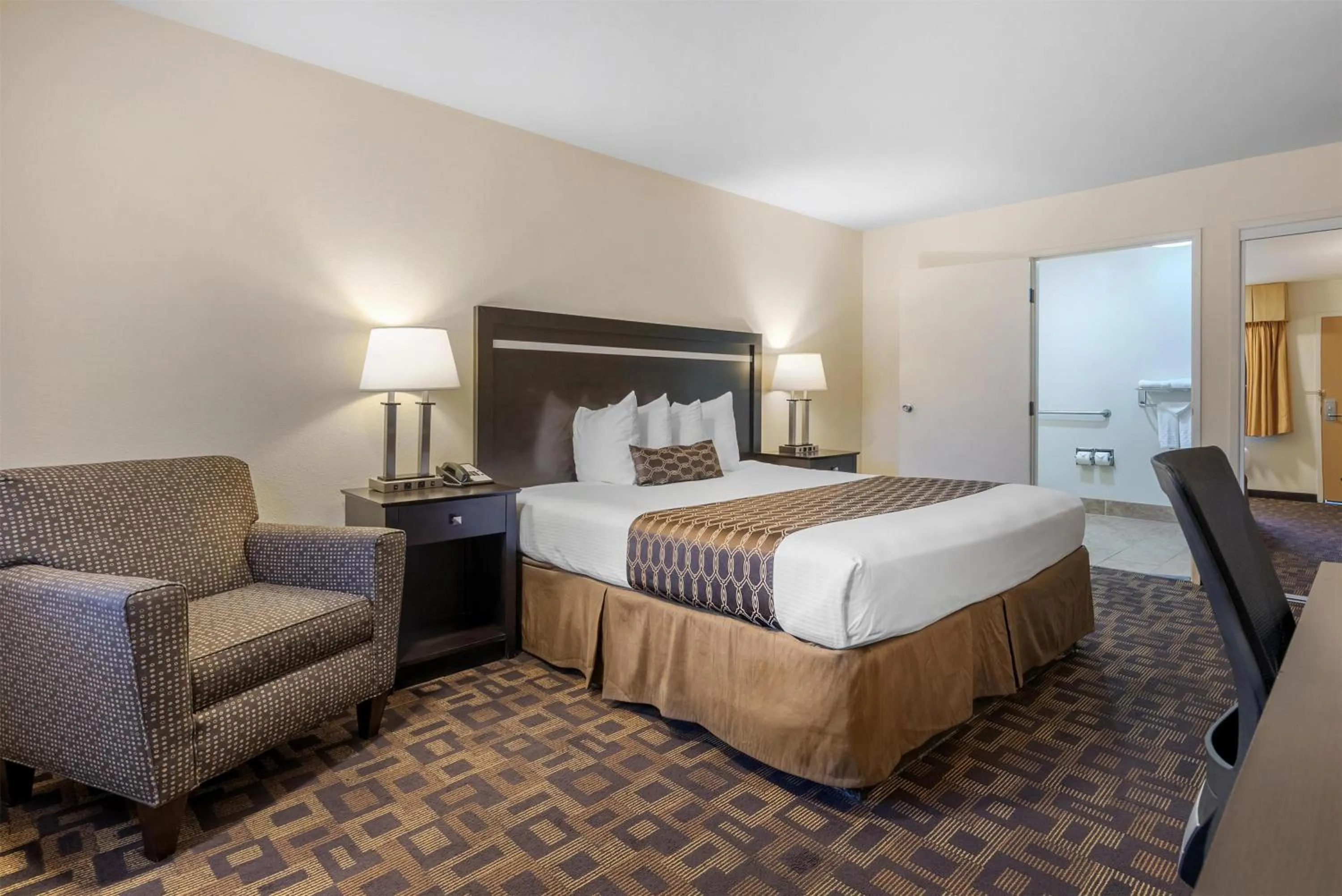 King Room with Roll-In Shower - Mobility Access in Best Western PLUS Inn of Hayward