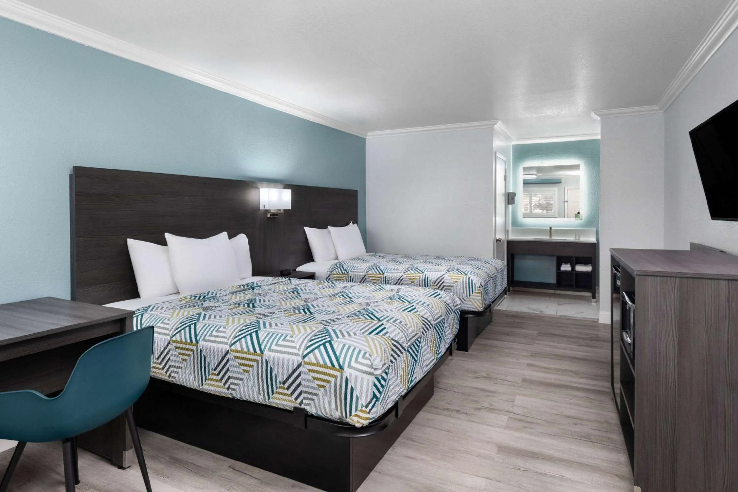 Queen Room with Two Queen Beds - Smoking in Travelodge by Wyndham Lemoore Near Naval Air Station