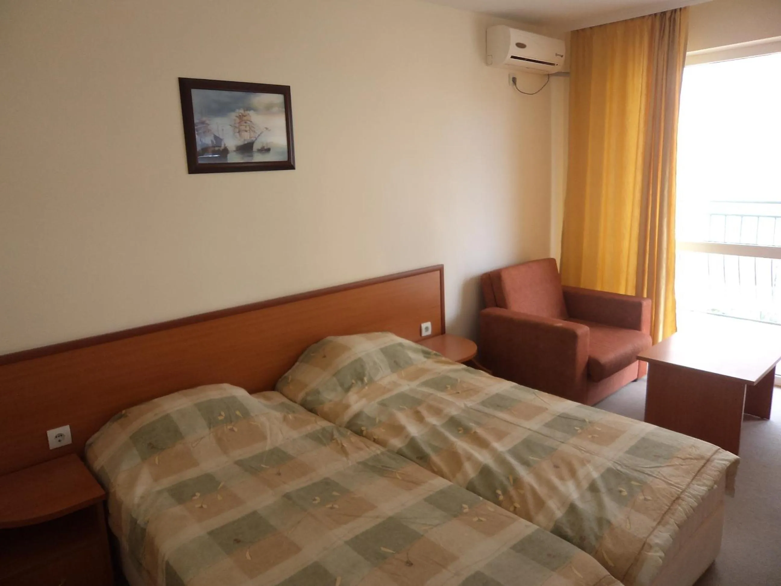 Twin Room with Extra Bed (2 Adults + 1 Child) - Free WiFi in Family Hotel Romantik