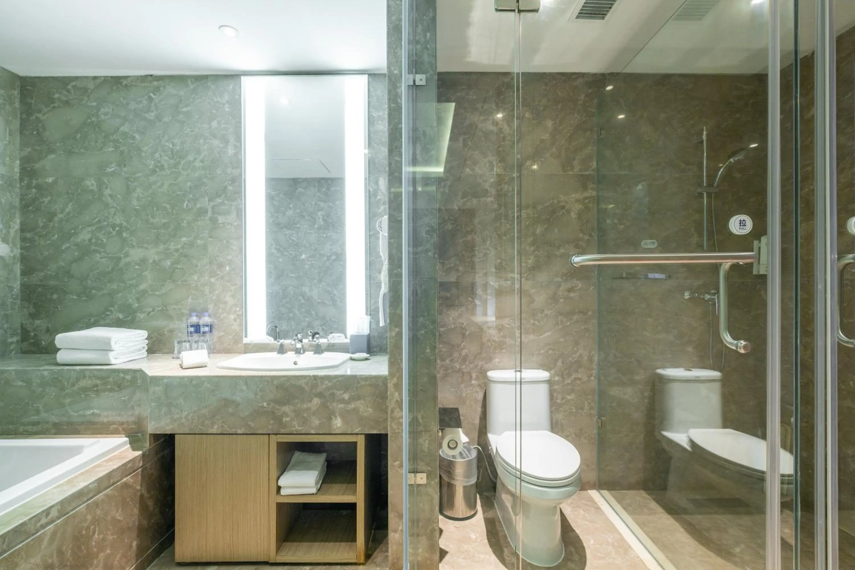 One-Bedroom Suite in Holiday Inn Express Anshan Downtown by IHG