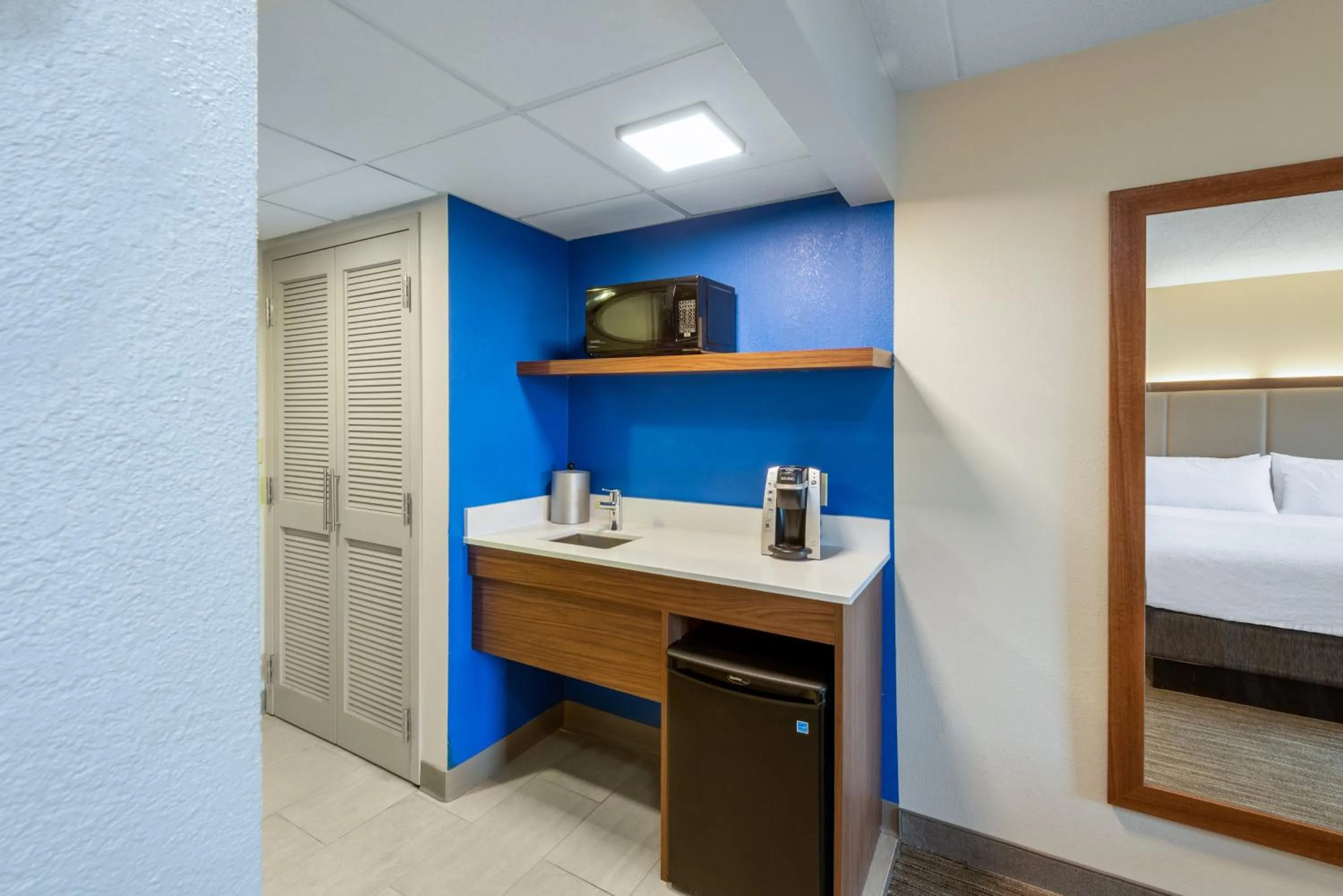 Standard Room in Holiday Inn Express State College at Williamsburg Square by IHG