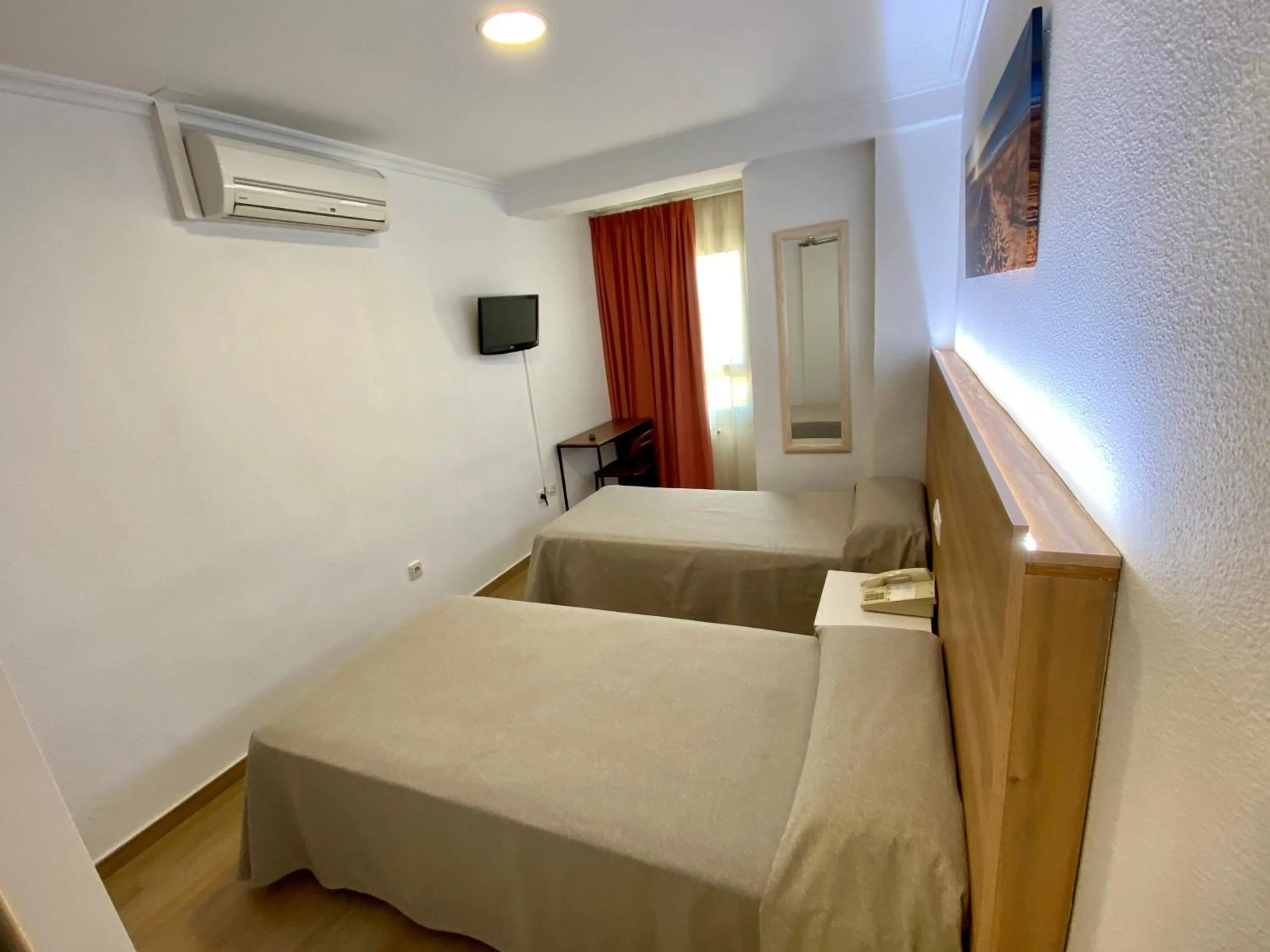 Superior Twin Room in Hostal Pensimar