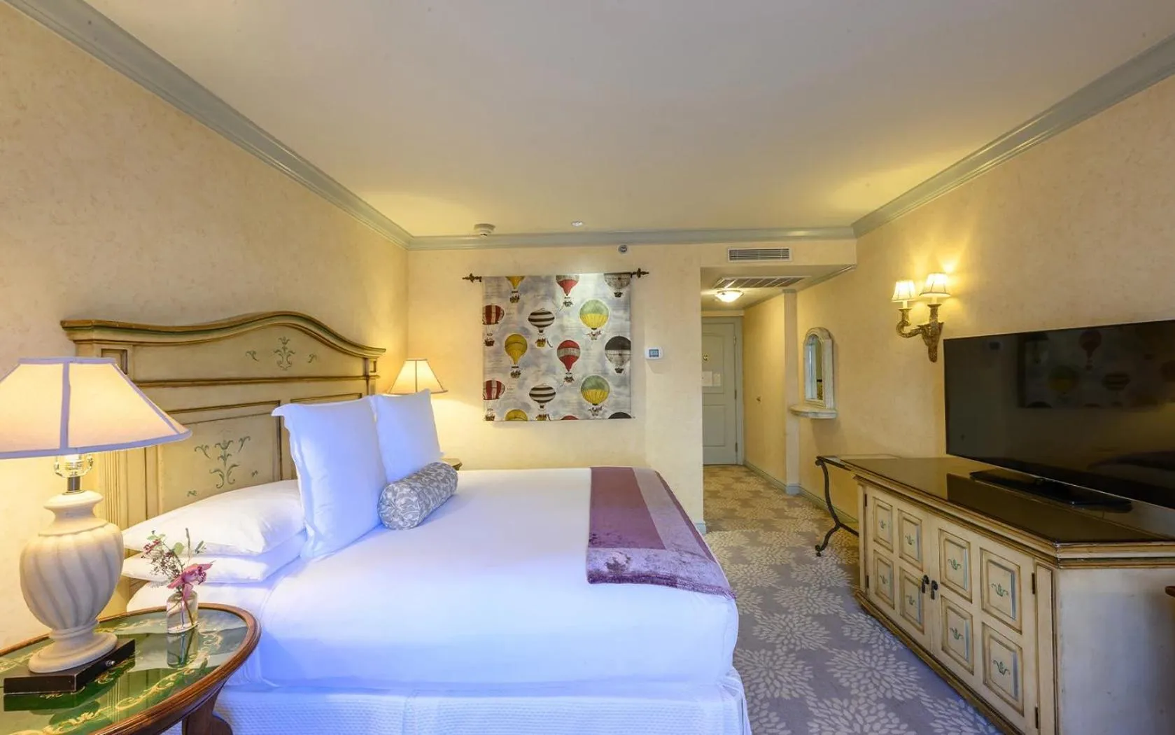 King Room with Roll-In Shower - Disability Access in Delamar Greenwich Harbor