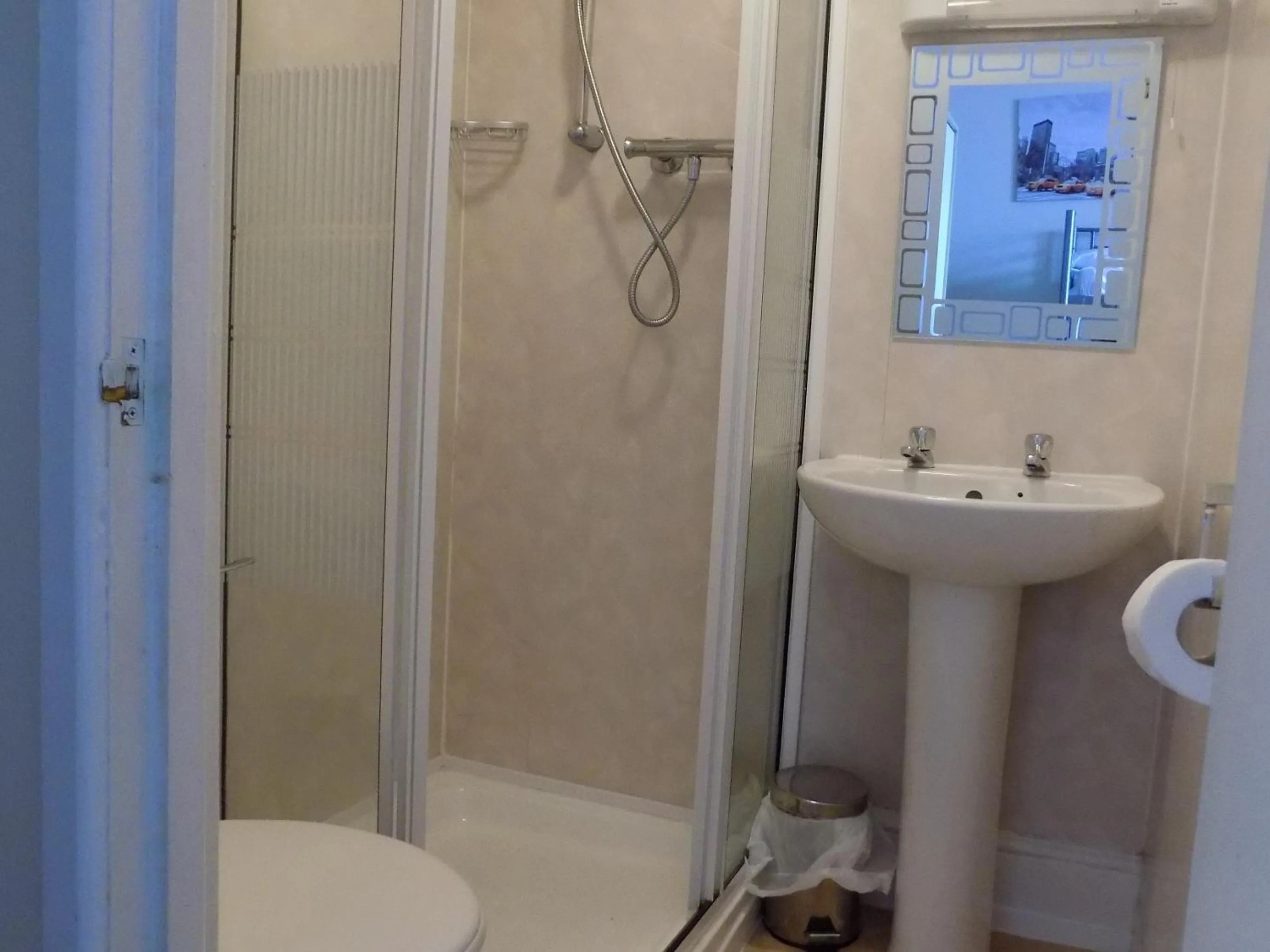 Family Room with Shower in The Royal Windsor Hotel