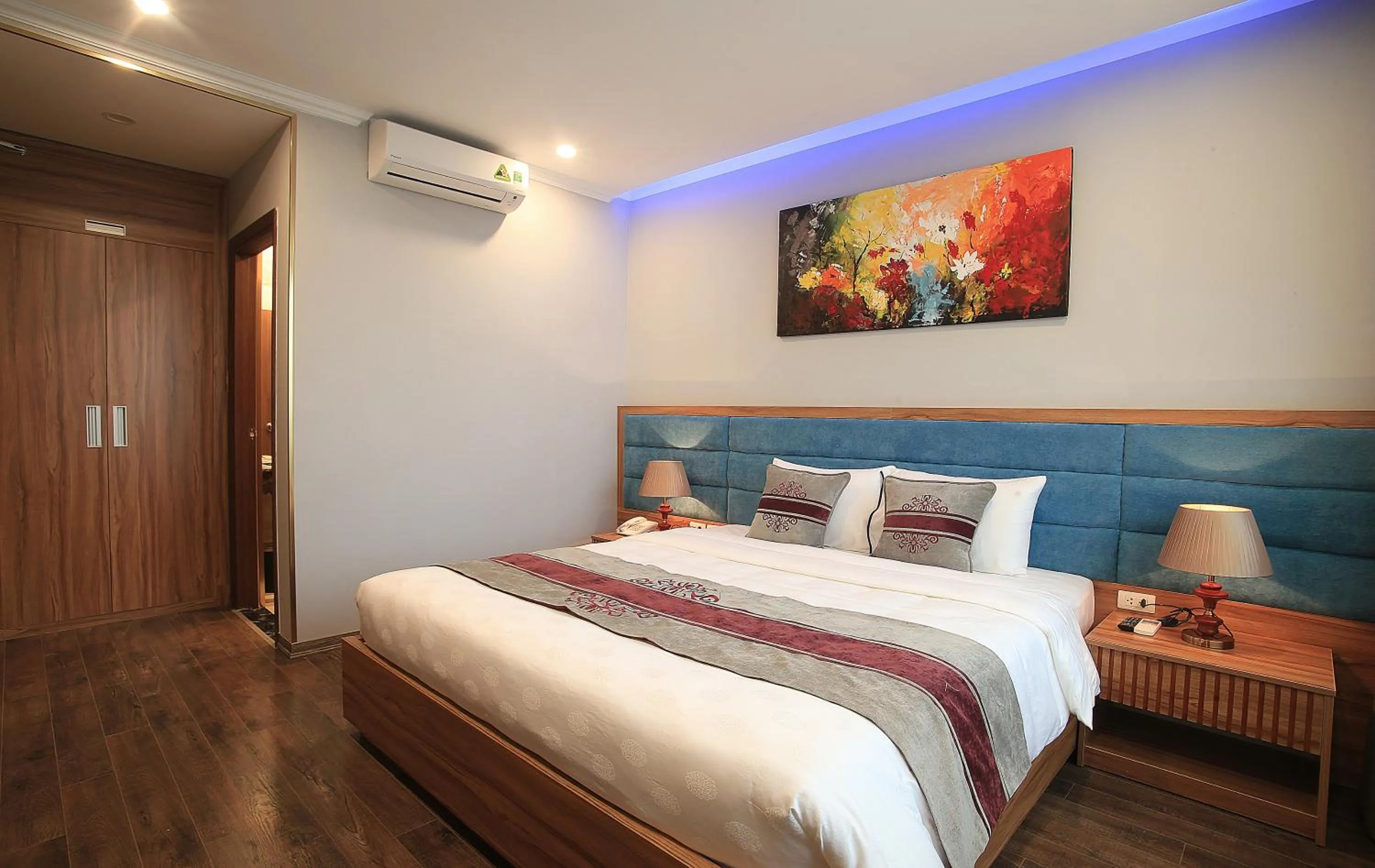 Standard King Room - single occupancy in Oriana Hotel