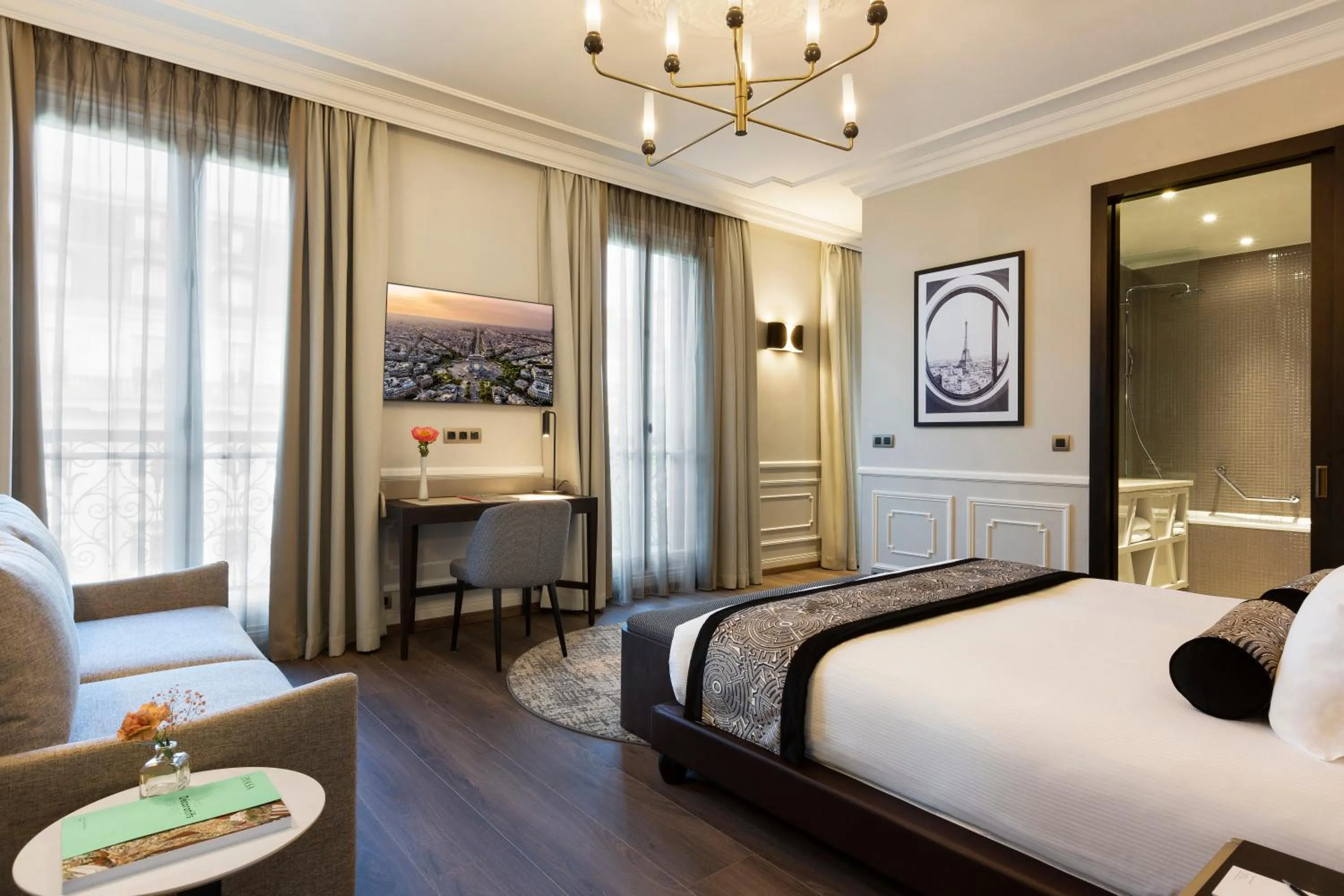 Deluxe Room in La Clef Tour Eiffel Paris by The Crest Collection