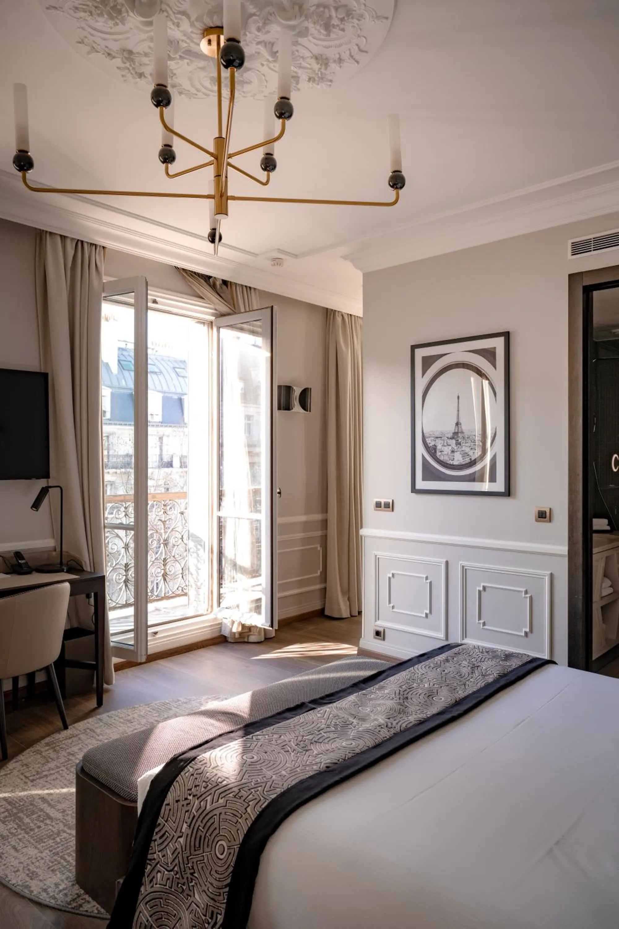 Superior Premium Room in La Clef Tour Eiffel Paris by The Crest Collection