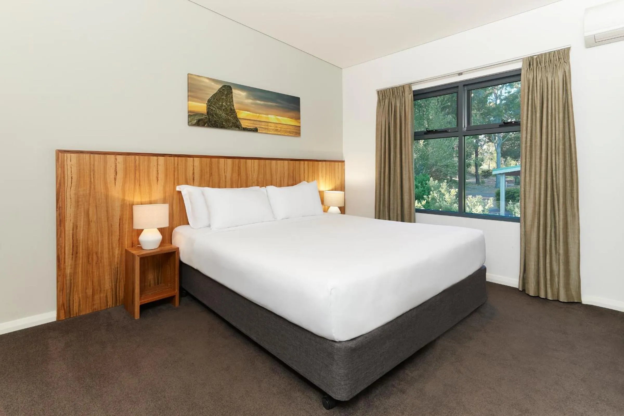 Two-Bedroom King Chalet in Eight Willows Retreat