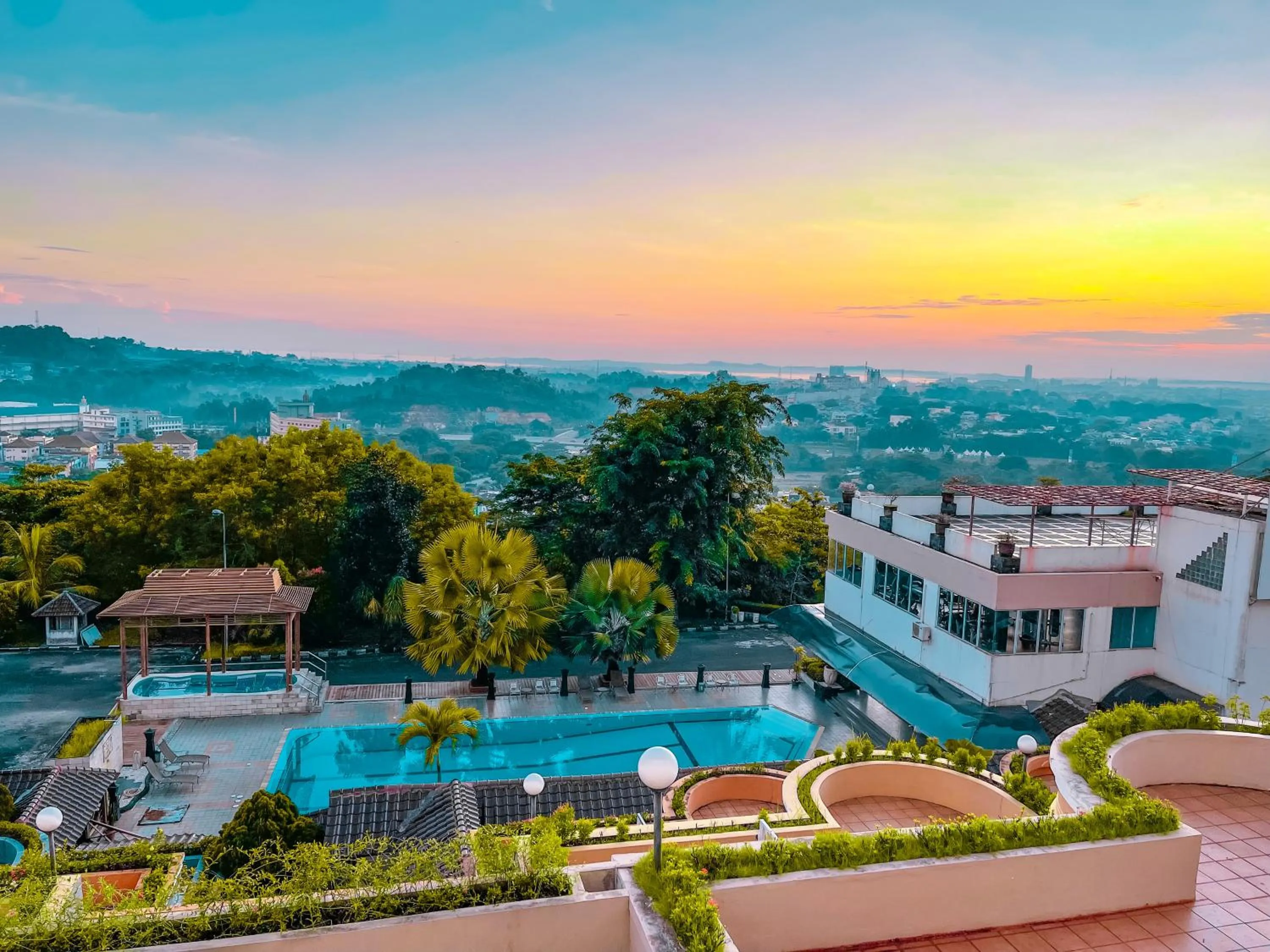 Deluxe Twin Room in Crown Vista Hotel