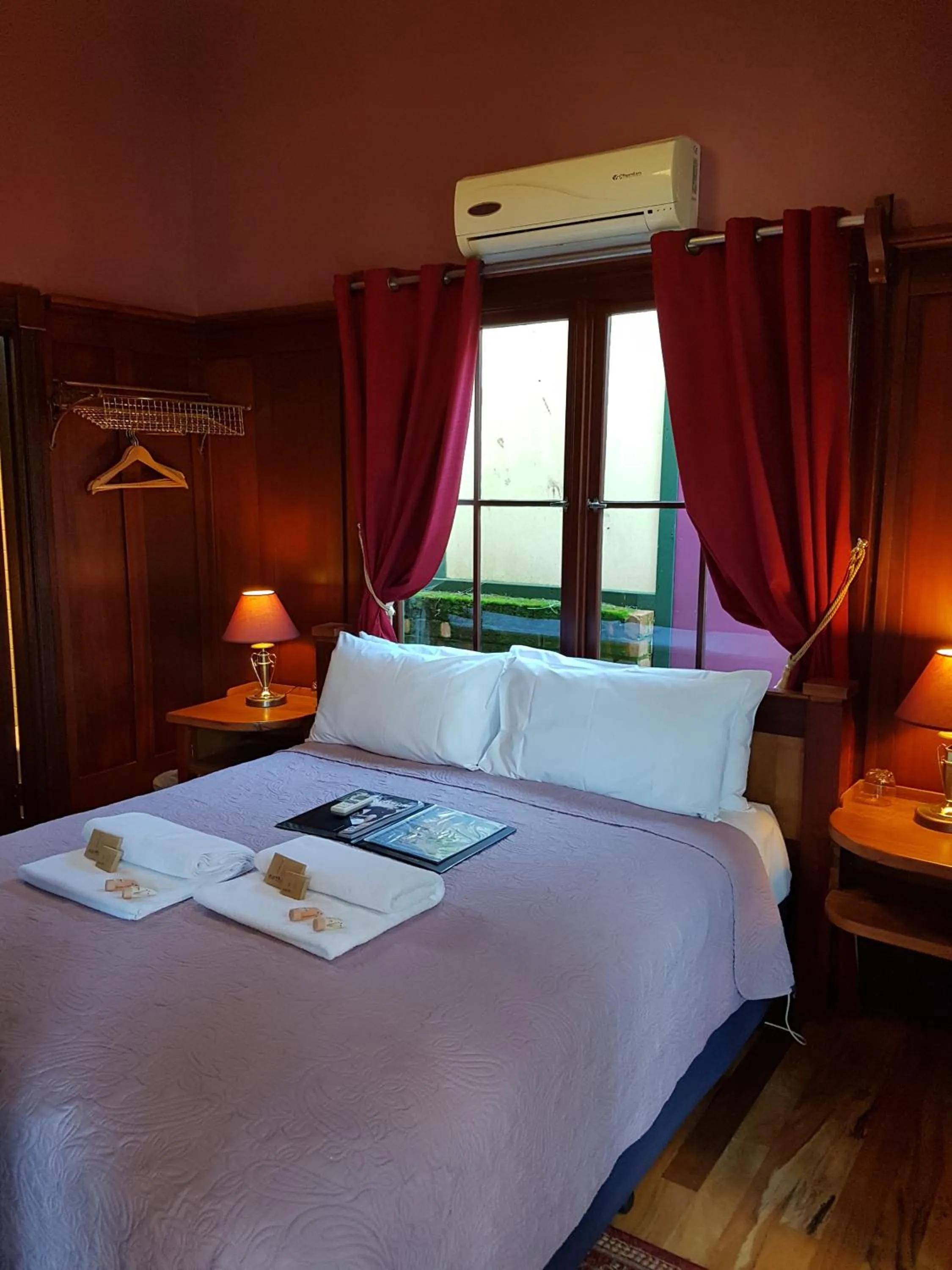 Merlot Queen Room with Courtyard  in Bridgefield Guest House