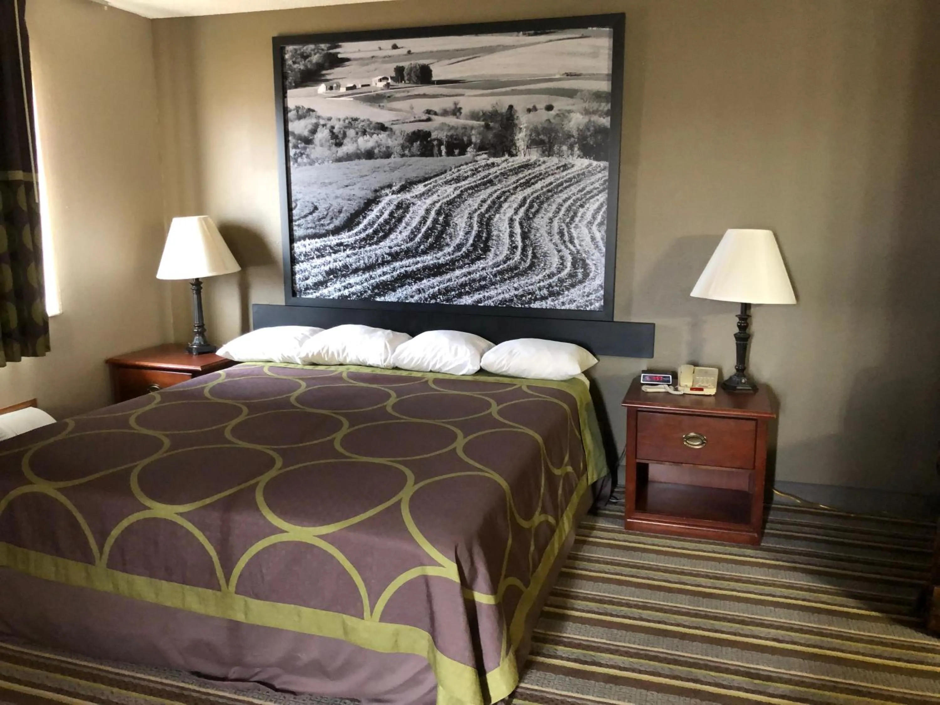 King Room - Mobility Access/Non-Smoking in Super 8 by Wyndham Anamosa IA