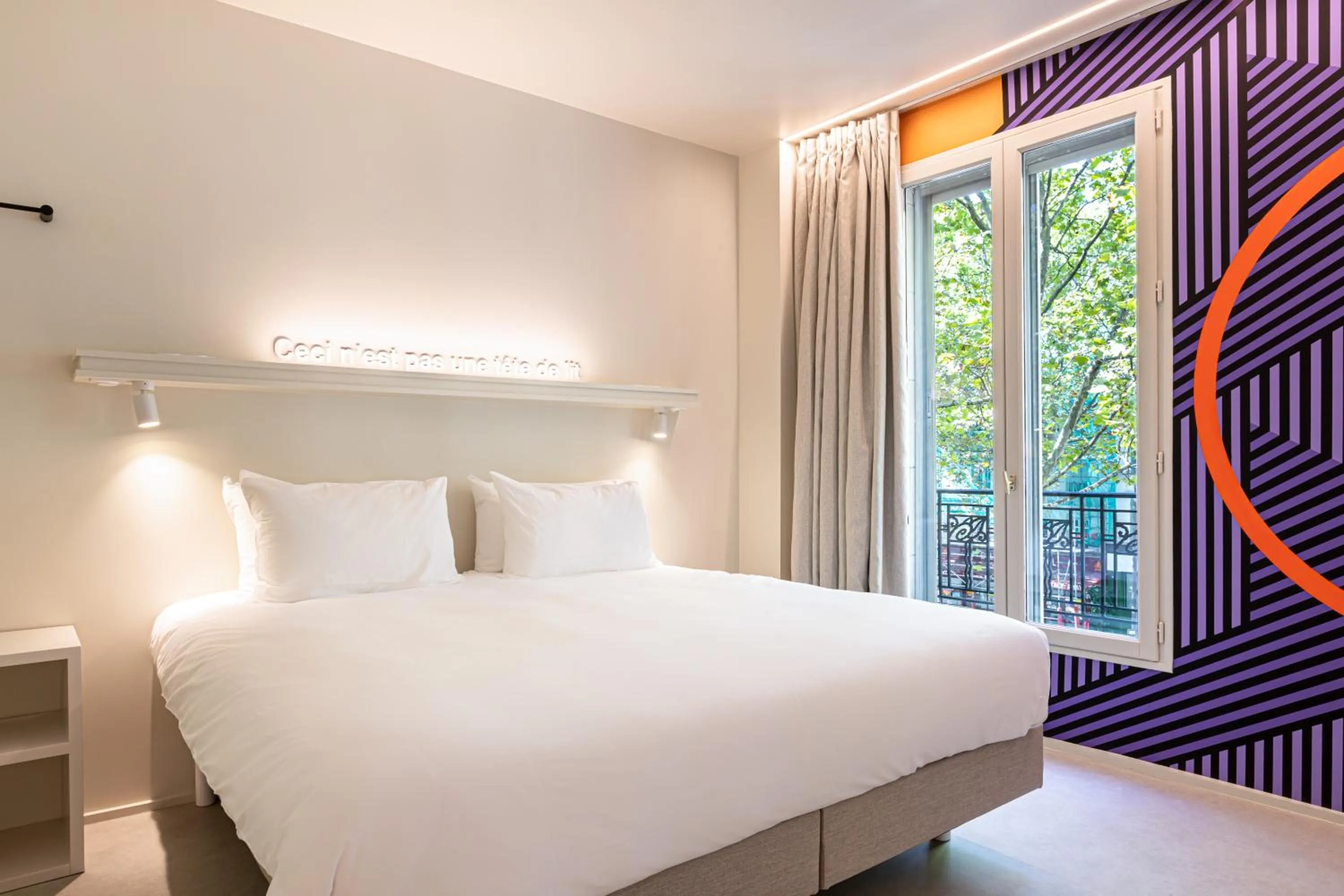 Bed in Graphik Montparnasse