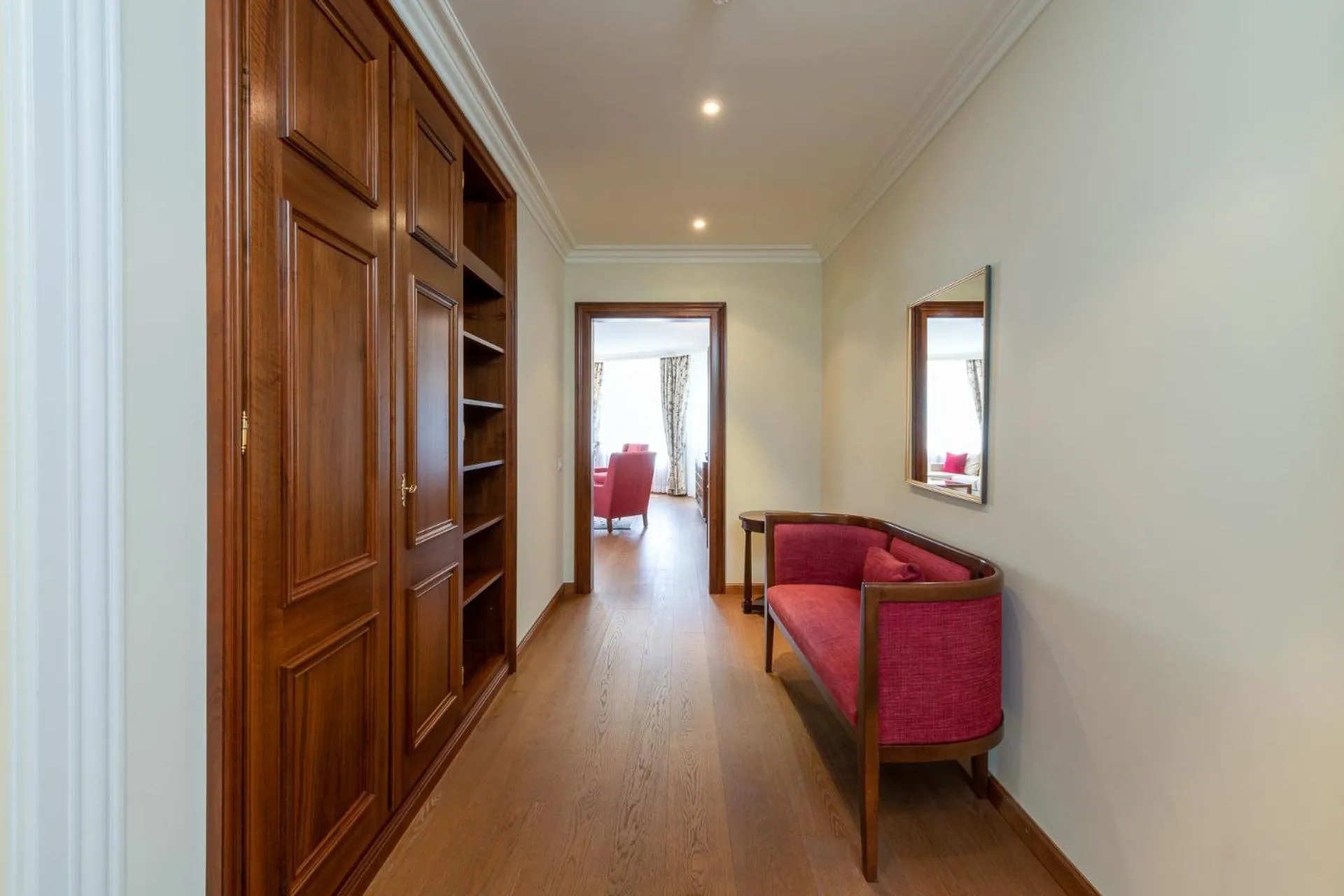 Photo of the whole room in Suvretta House