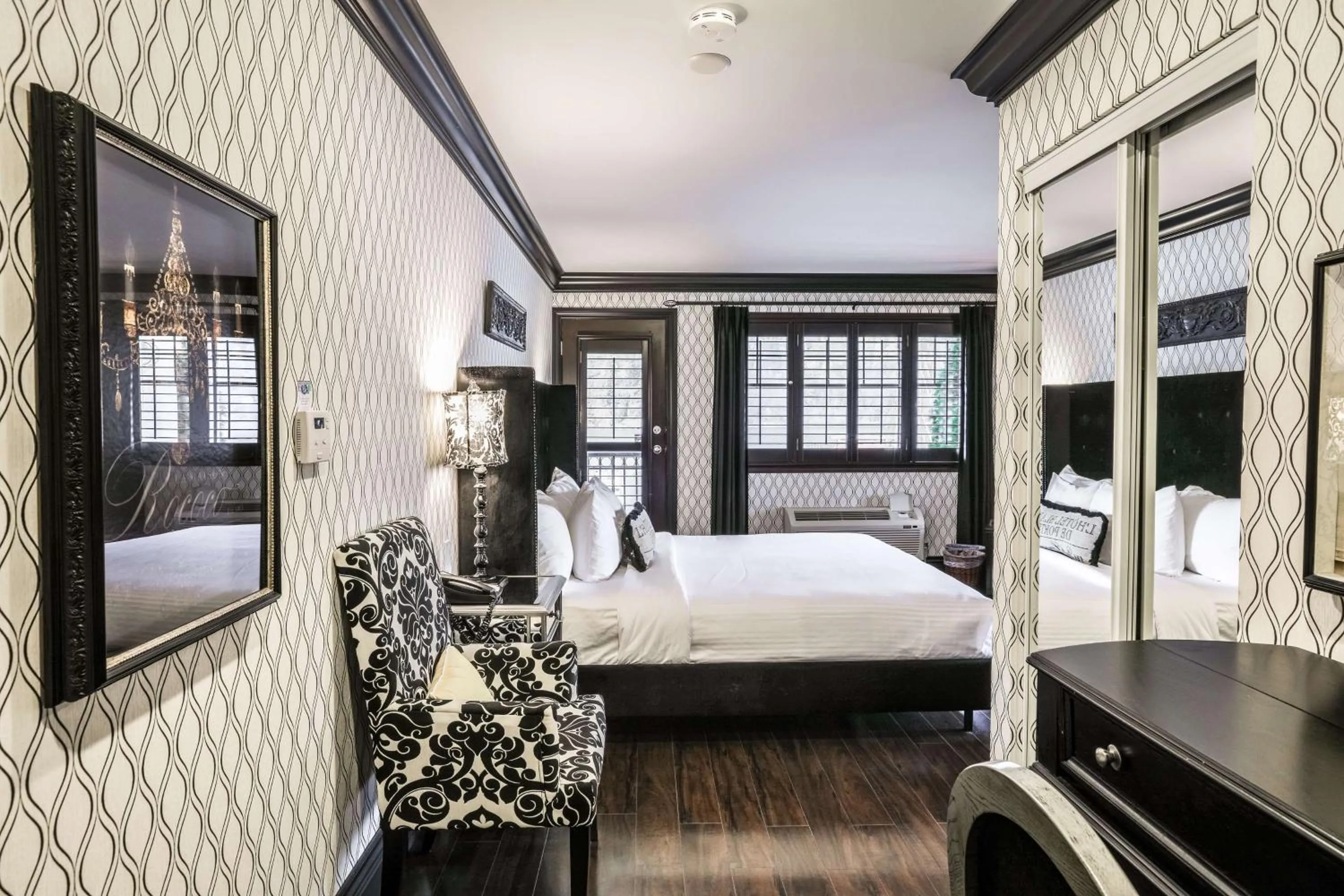 King Suite with Jetted Tub and Balcony - Non-Smoking in Prestige Lakeside Resort, WorldHotels Elite