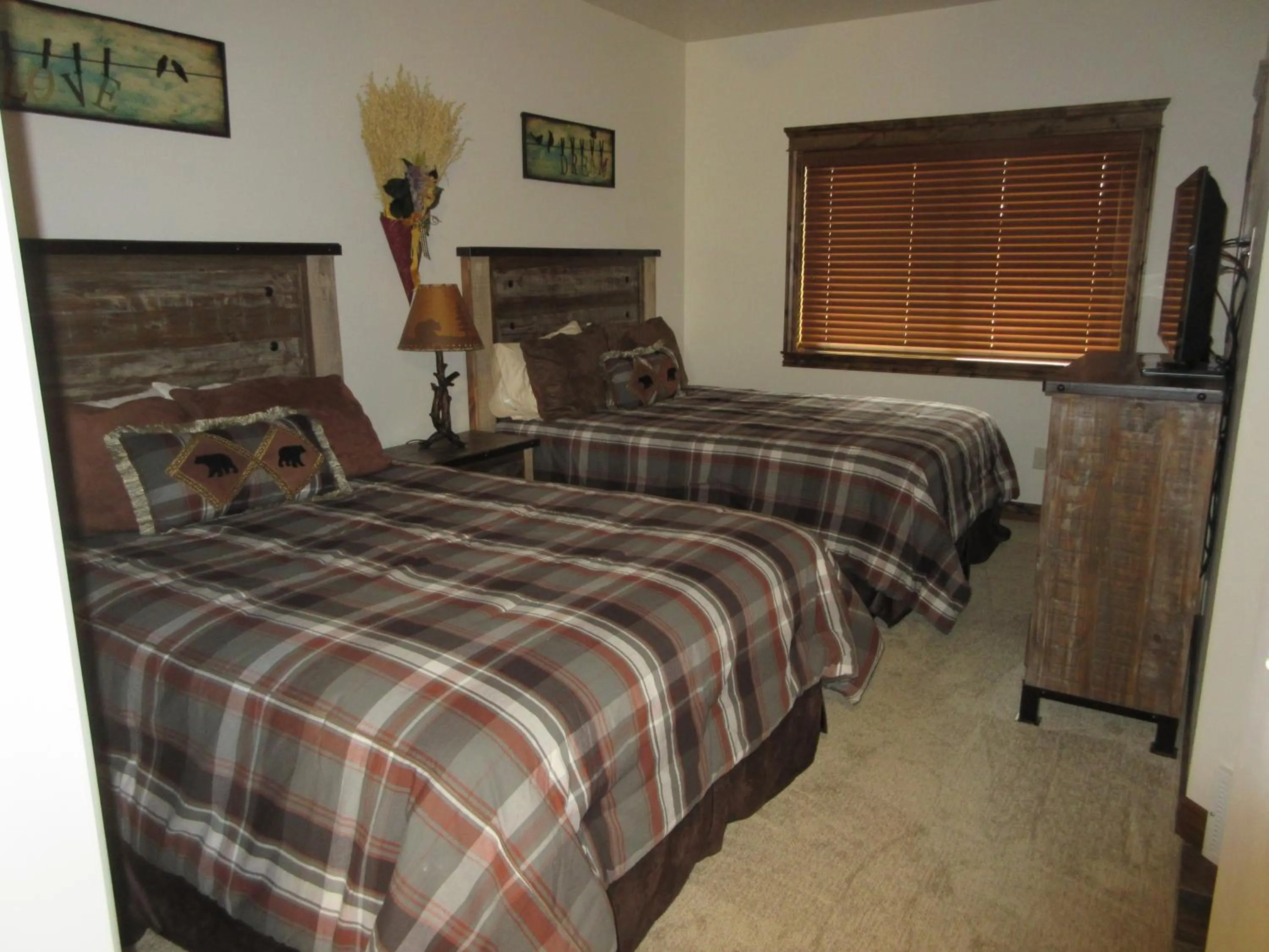 Deluxe Queen Suite in Townhomes on the Green