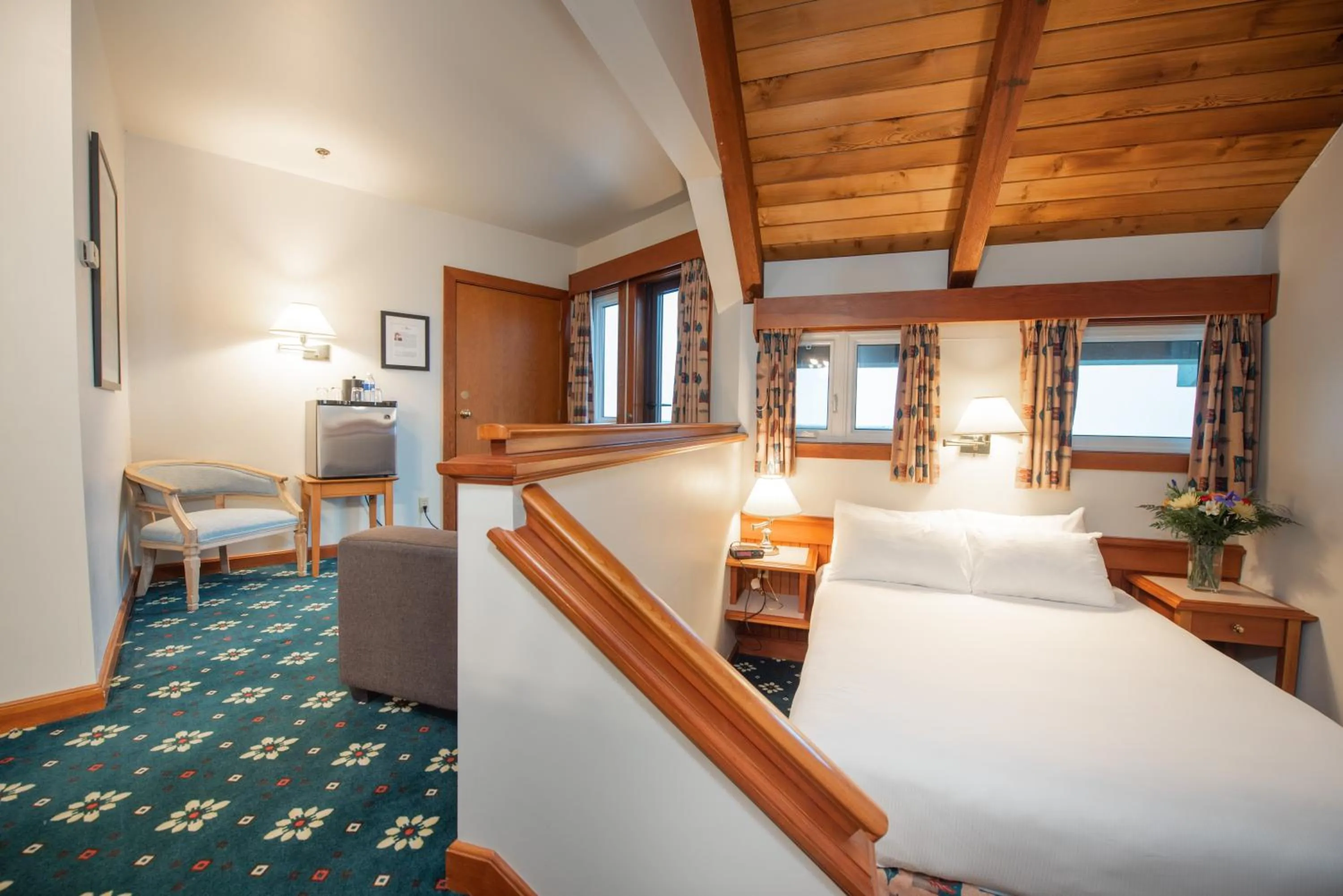 Queen Room with Ocean View - Non-Smoking in Painter's Lodge, Trademark Collection by Wyndham