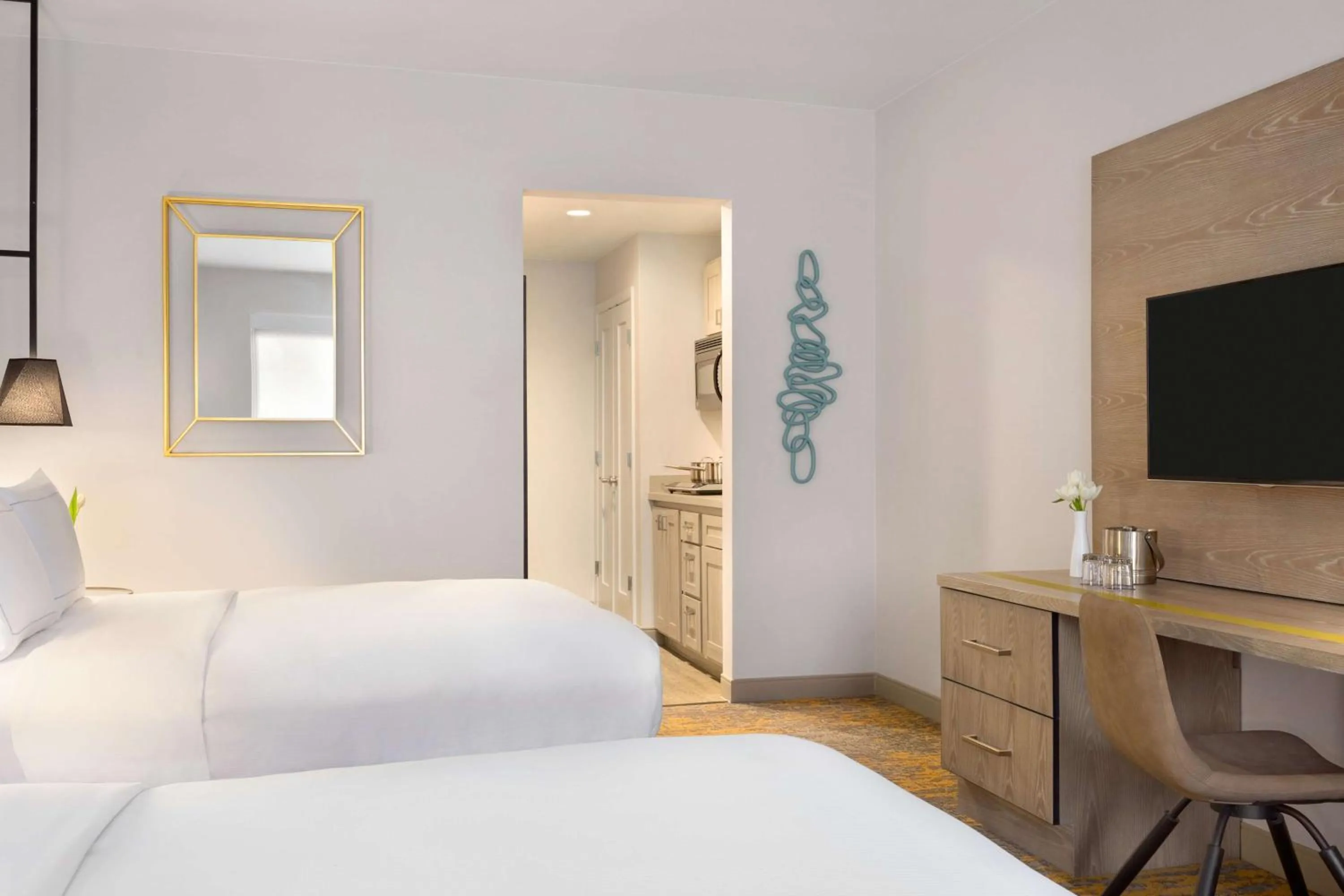 Queen Room with Two Queen Beds and Pool View in DoubleTree by Hilton Campbell - Pruneyard Plaza