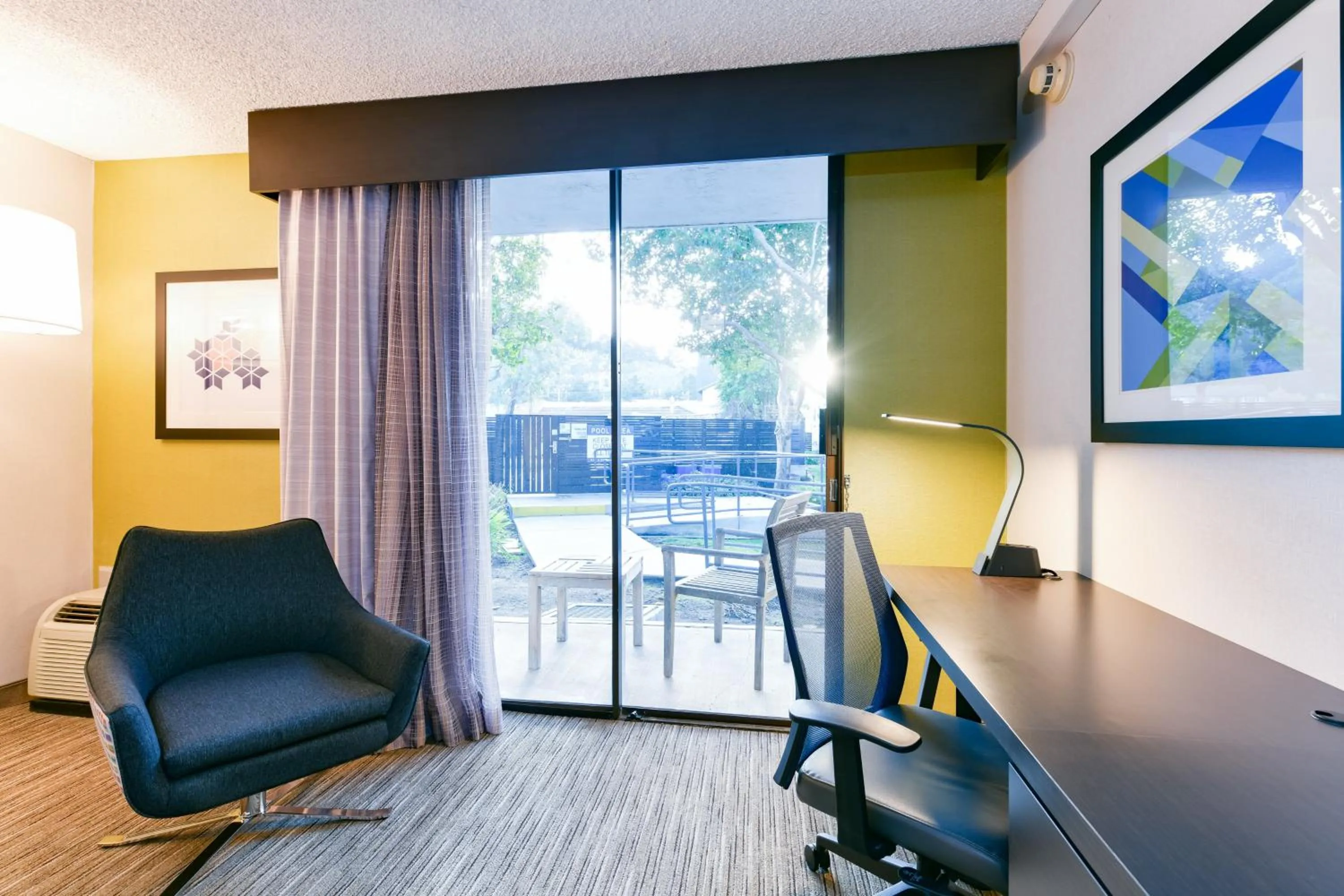 Standard Queen Room with Pool Access in Holiday Inn Express Mill Valley San Francisco Area by IHG