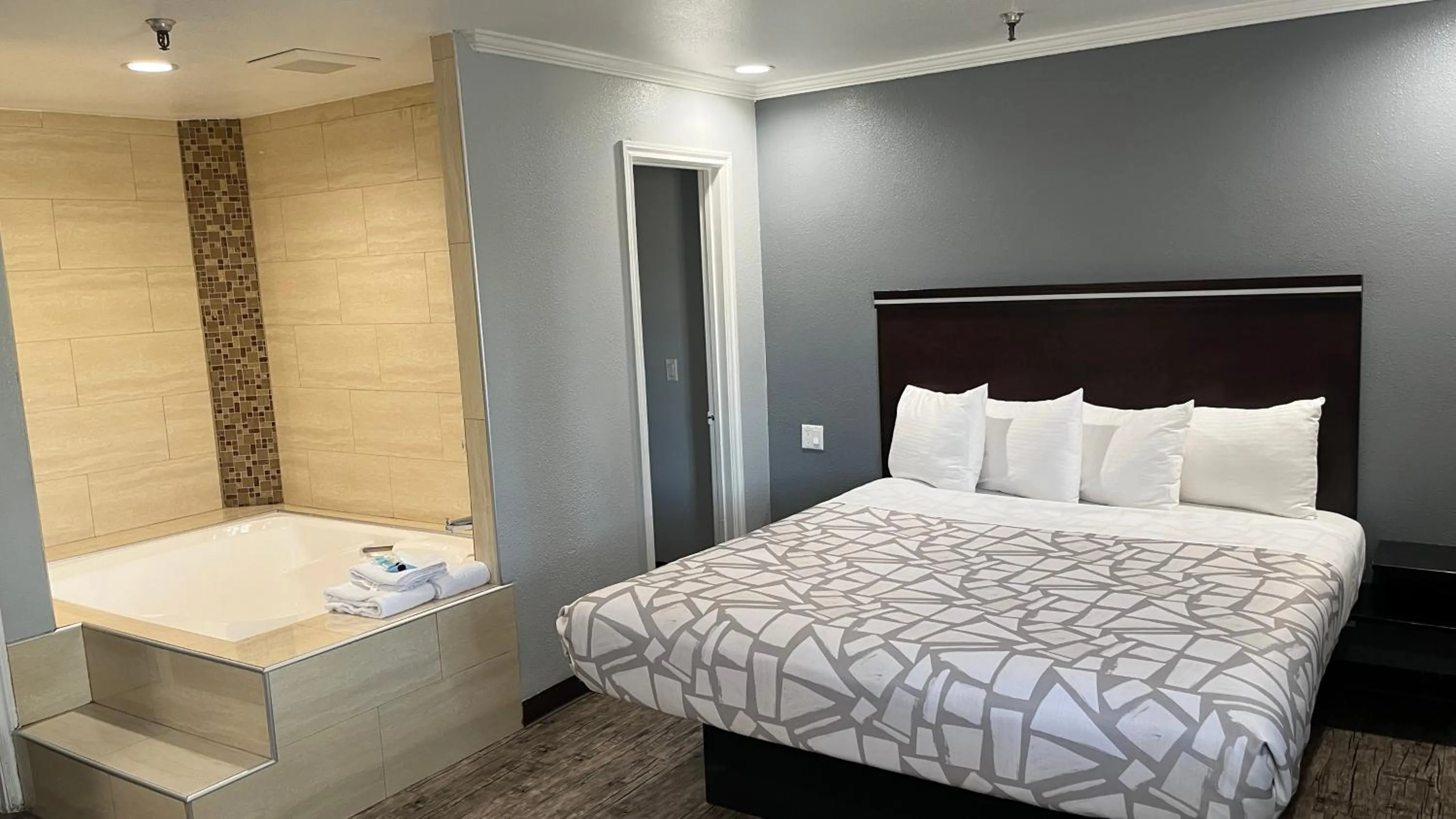 Bed in Laguna Inn and Suites