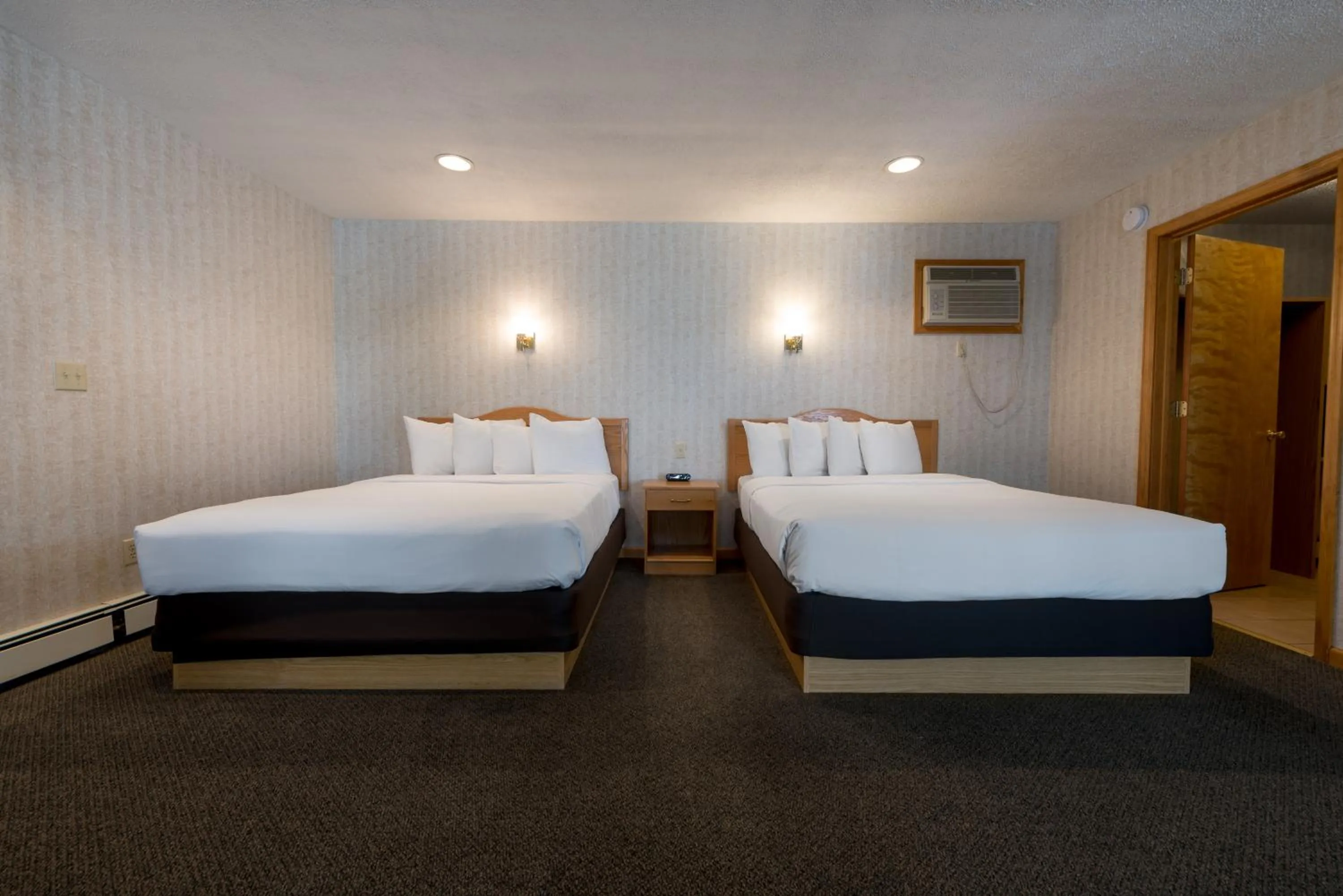 2 Queen Beds Deluxe Non-Smoking in Americas Best Value Inn & Suites Lake George