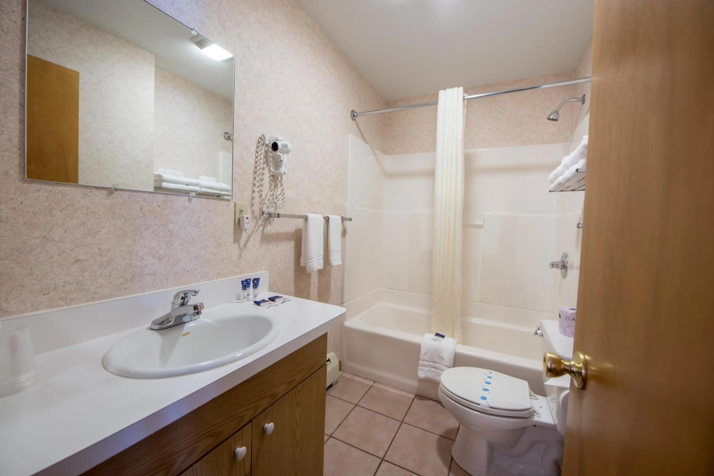 1 Queen Jetted Tub Fireplace Junior Suite Non-Smoking in Americas Best Value Inn & Suites Lake George