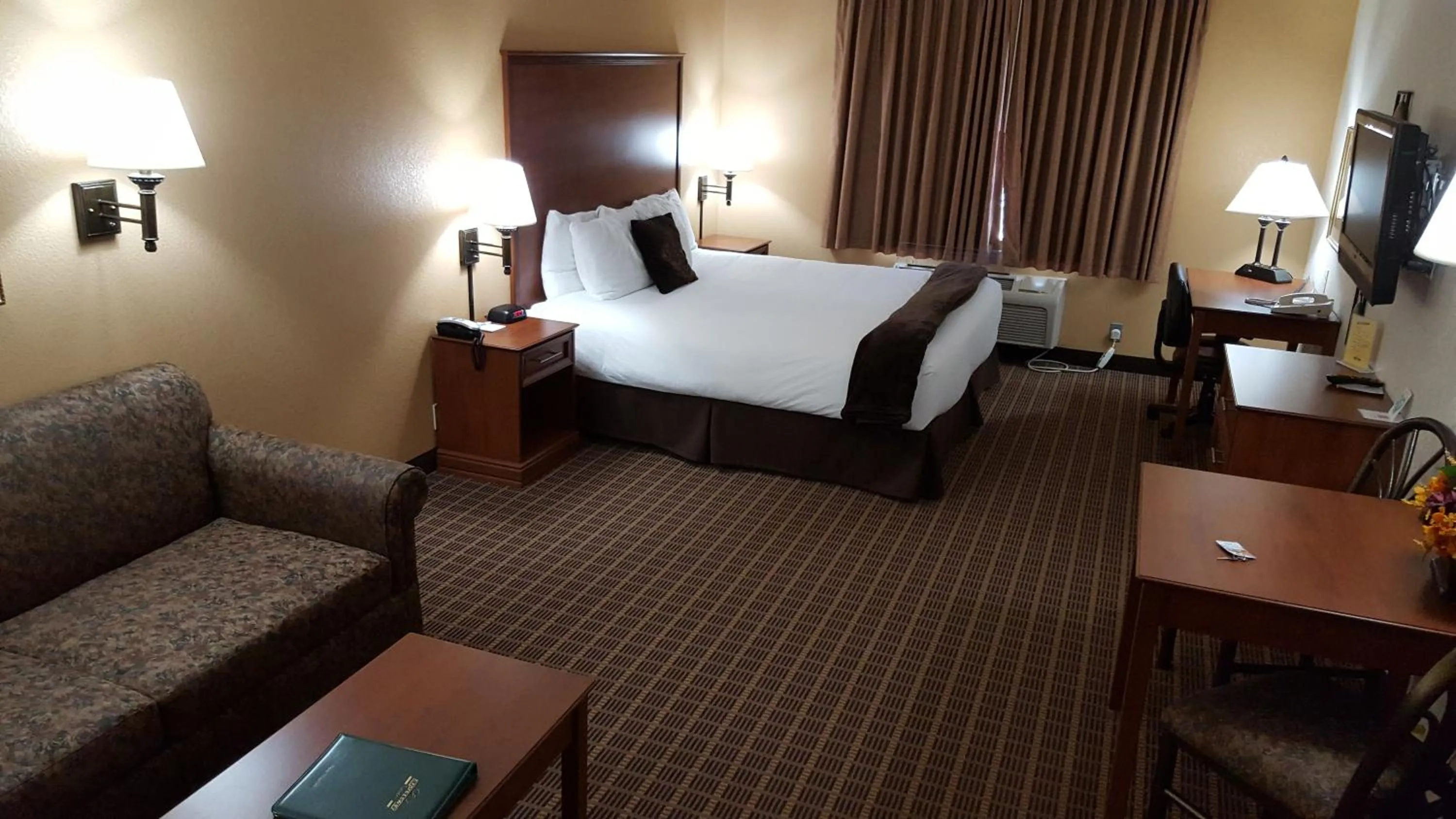 King Suite with Sofa Bed in Expressway Suites Fargo