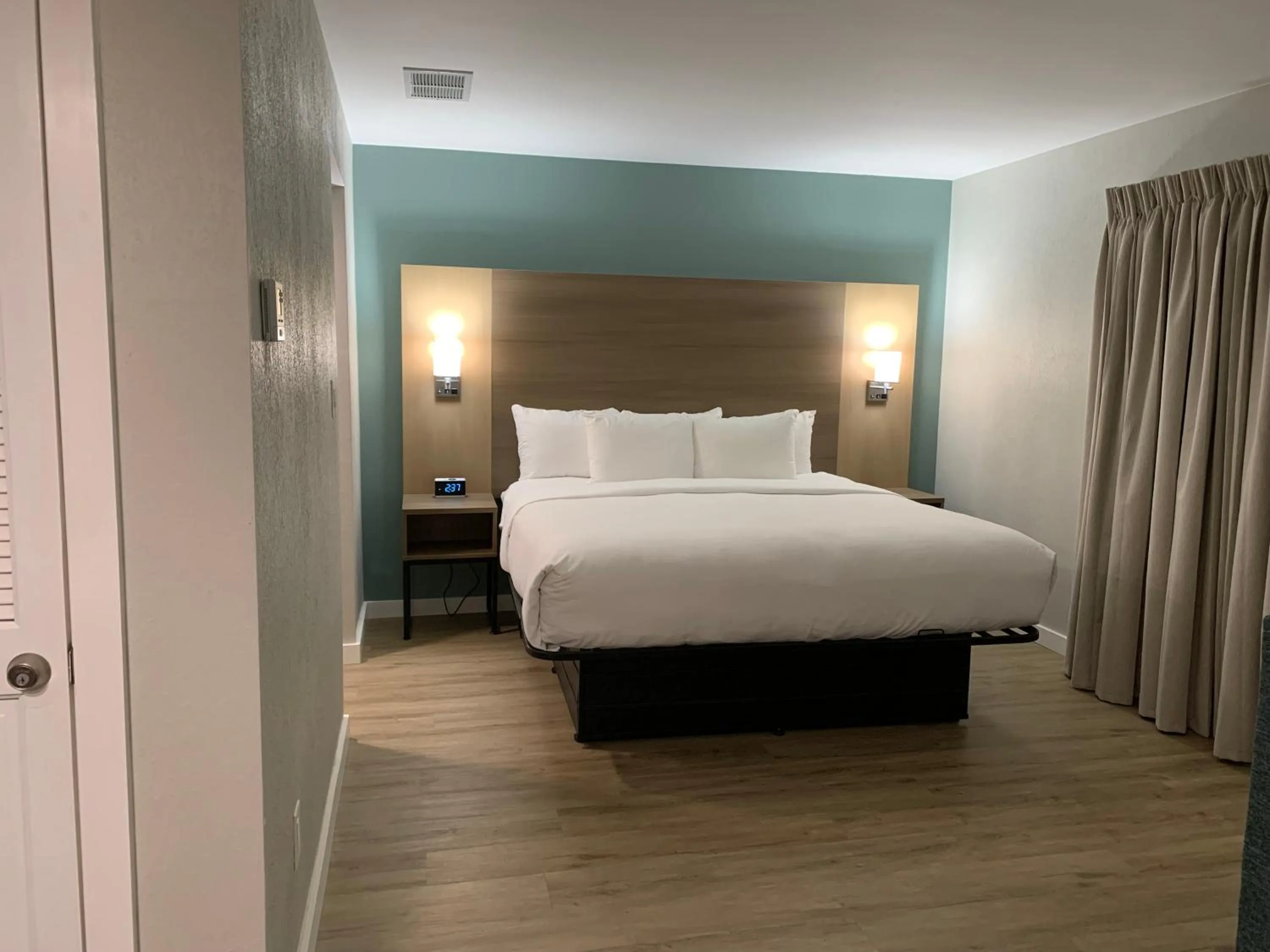 Deluxe  Suite. 2 King Beds and Sofa Bed, Top Floor/ Non Smoking in MainStay Suites Springfield South - Battlefield Rd