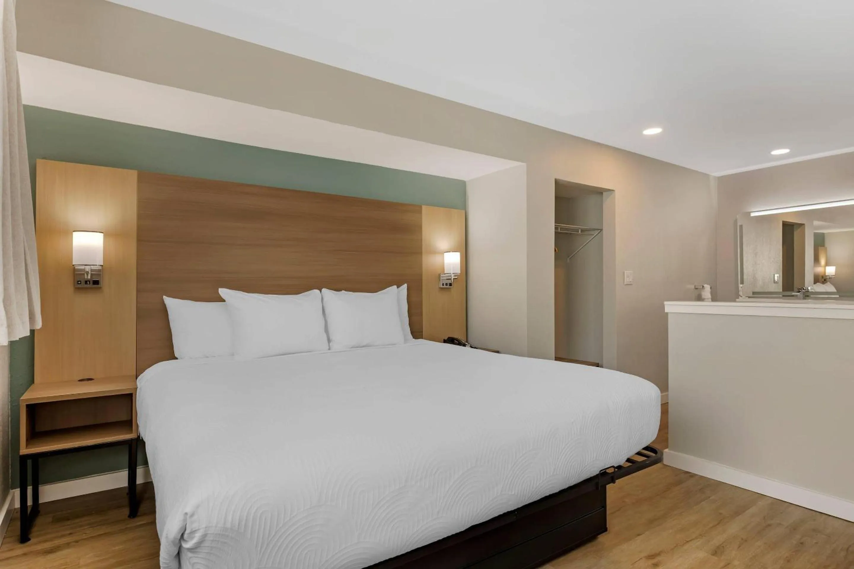 Bedroom, Bed in MainStay Suites Springfield South - Battlefield Rd