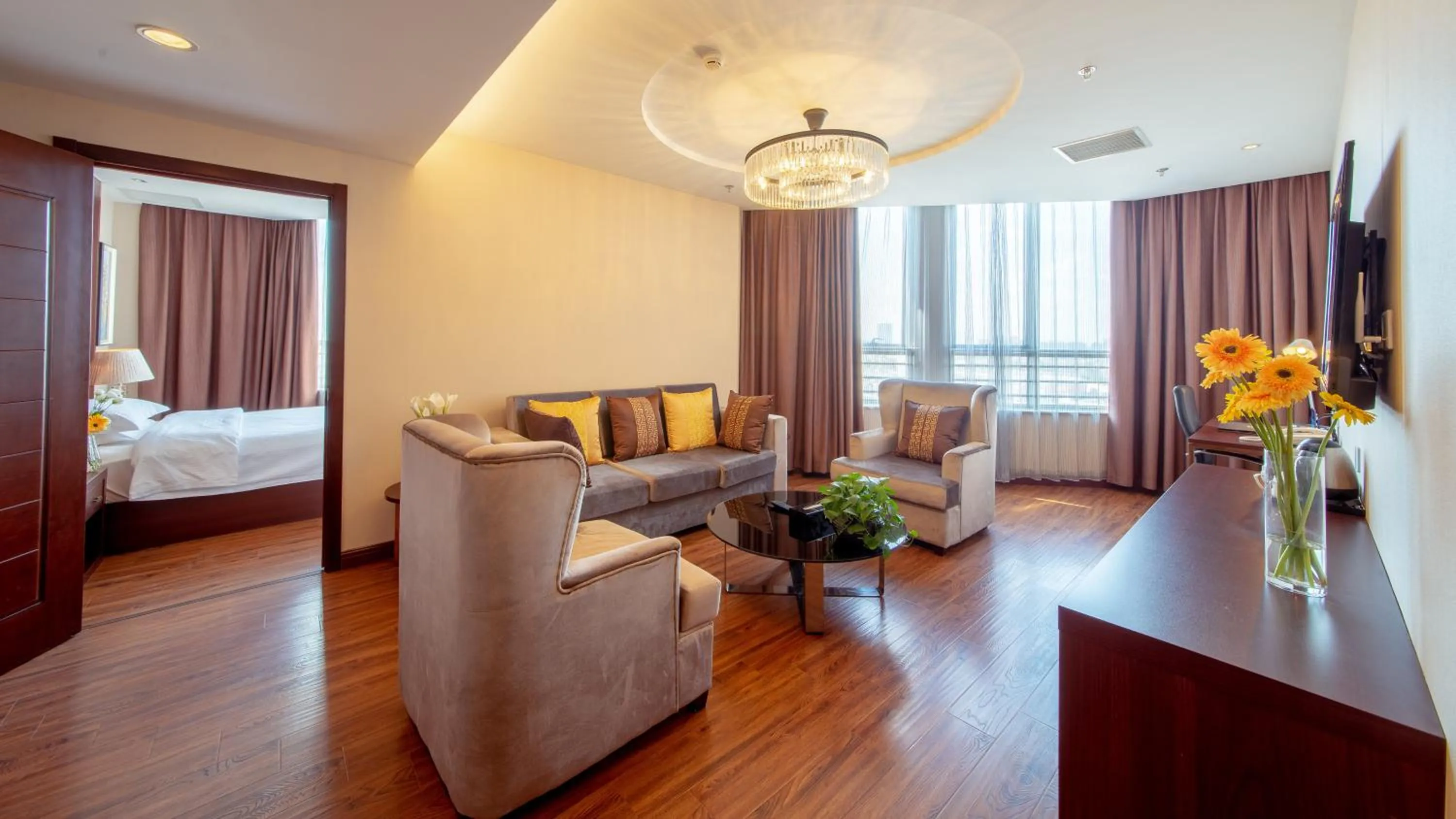 Living room, Bed in Beijing Sunflower Hotel--Beijing Universal Studios Resort