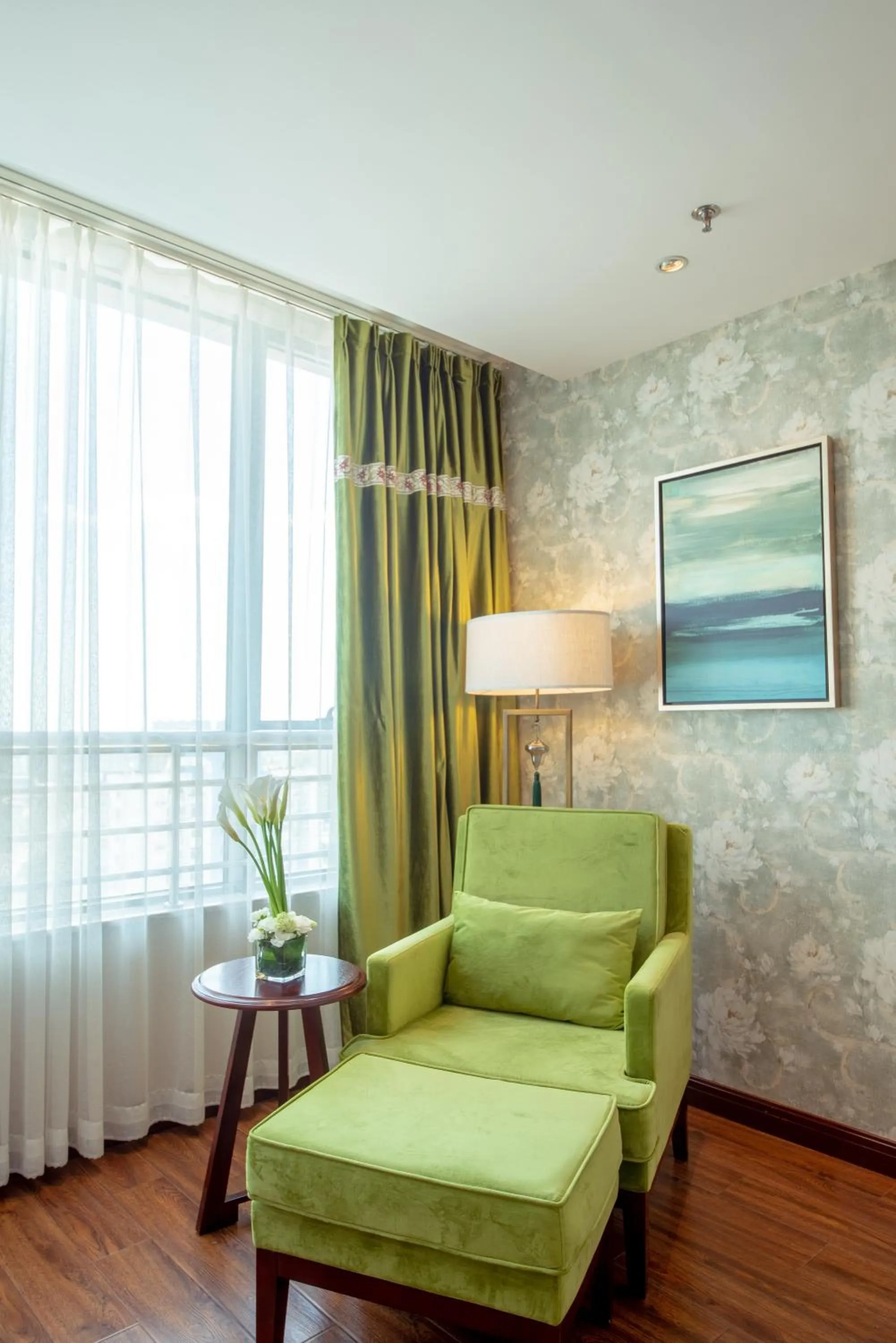 Seating area, Bed in Beijing Sunflower Hotel--Beijing Universal Studios Resort