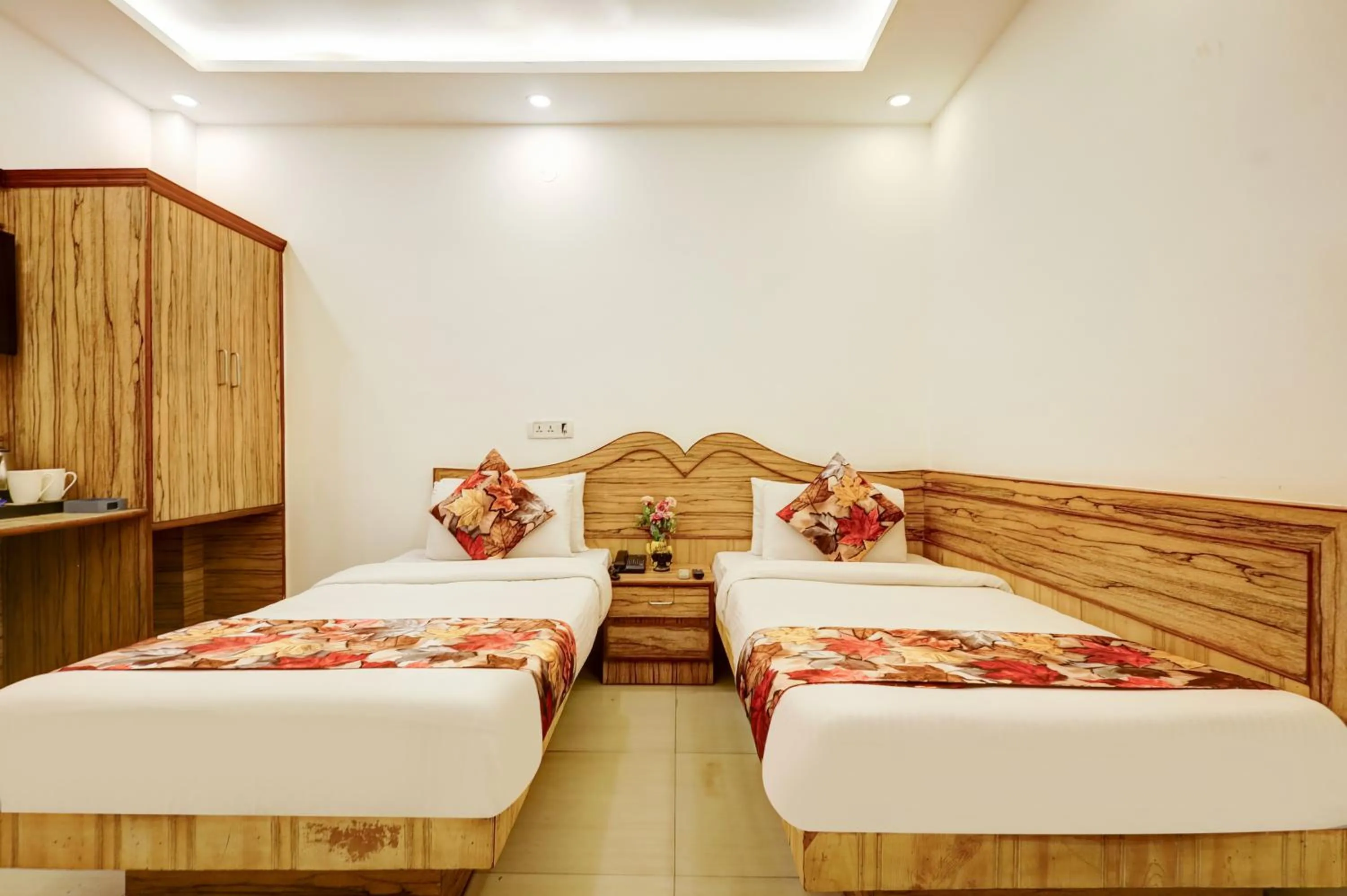Deluxe Twin Room in Hindustan By Backpackers Heaven - Traveller's Choice Award 2026 Best of Best Winning Hotel